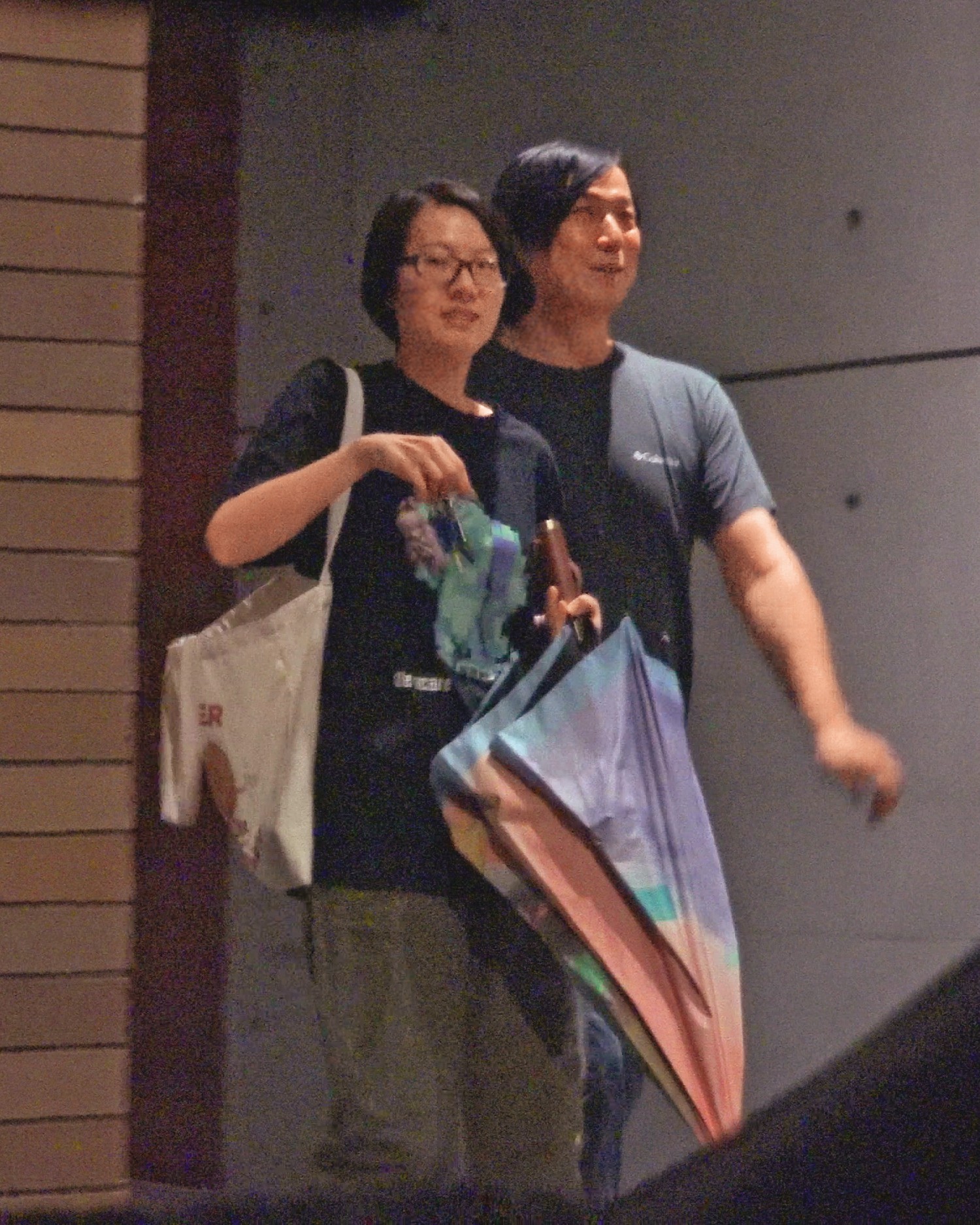 20:46,老婆Jenny打扮樸素,蕭煌奇對老婆的物欲低相當讚賞。