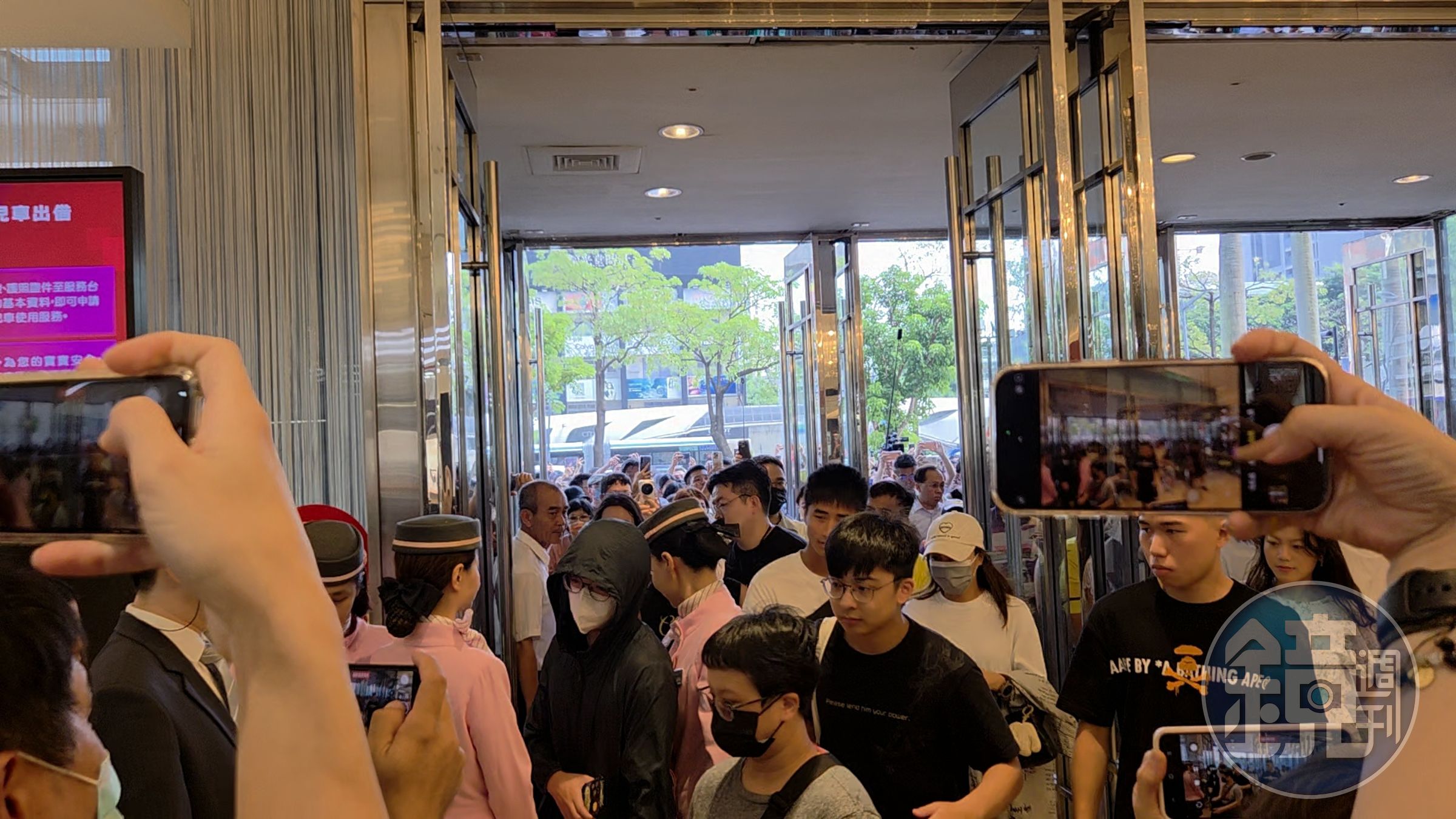 新光三越台中中港店復業首日，民眾湧入館內，盛況宛如週年慶。