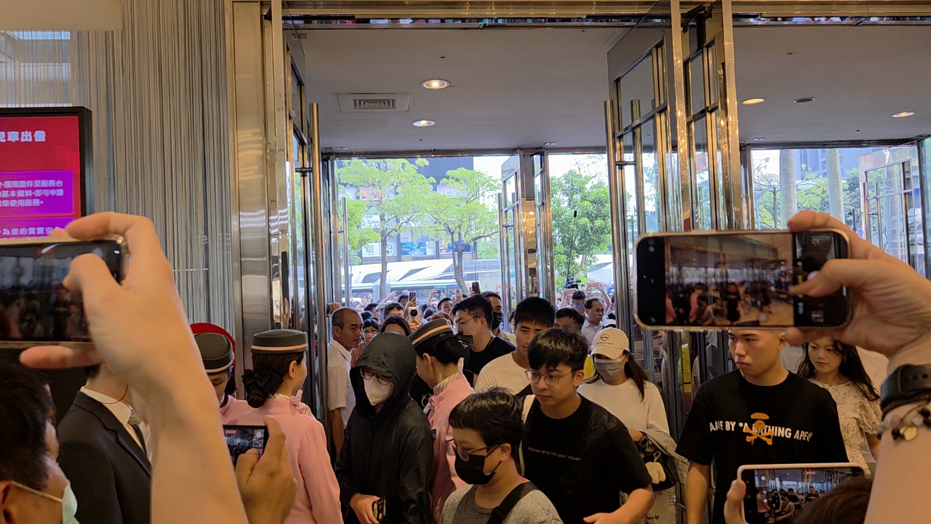 新光三越台中中港店復業首日，民眾湧入館內，盛況宛如週年慶。