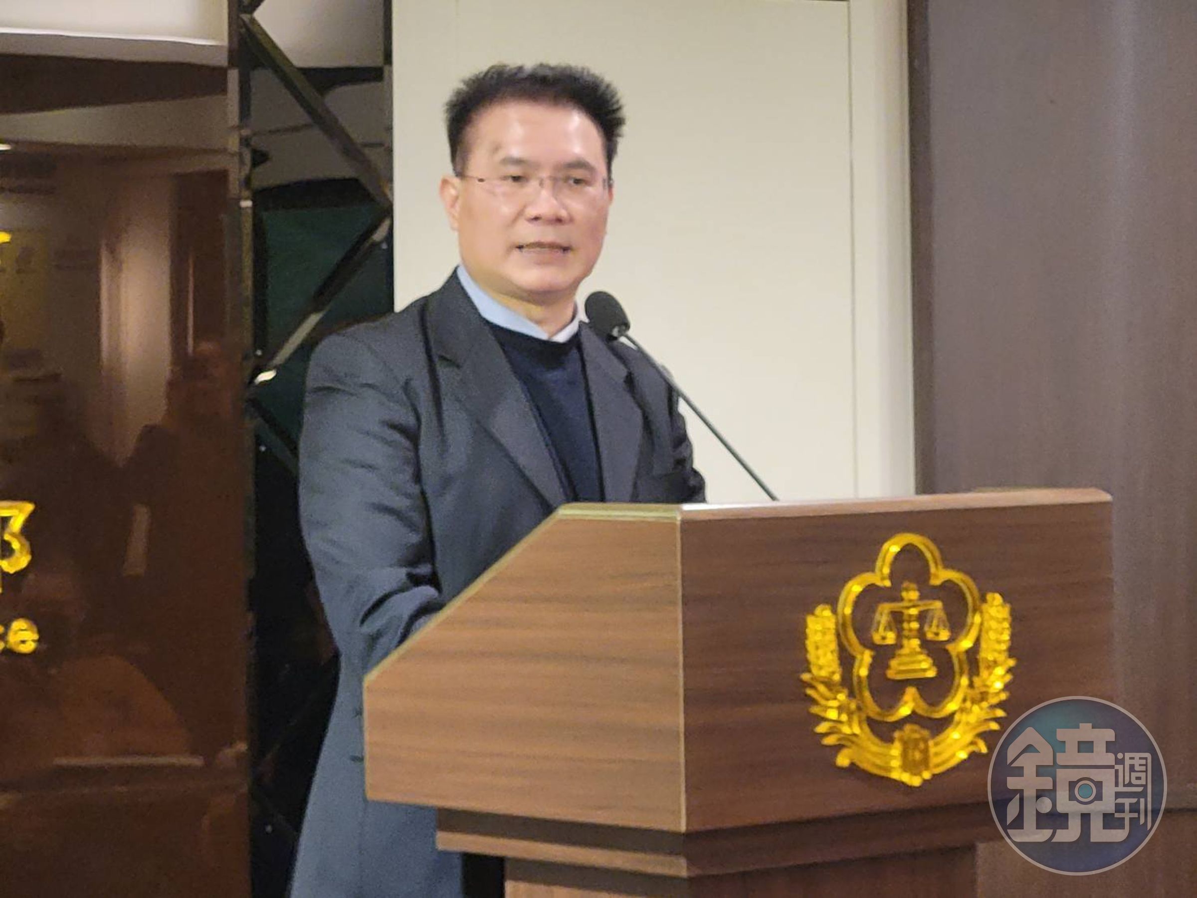 法務部次長黃謀信晚間近11點召開記者會，強調法務部依法執行死刑，彰顯司法正義。