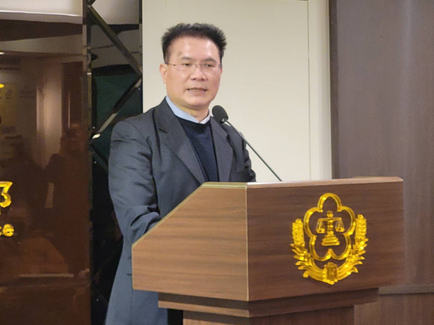 法務部次長黃謀信晚間近11點召開記者會，強調法務部依法執行死刑，彰顯司法正義。