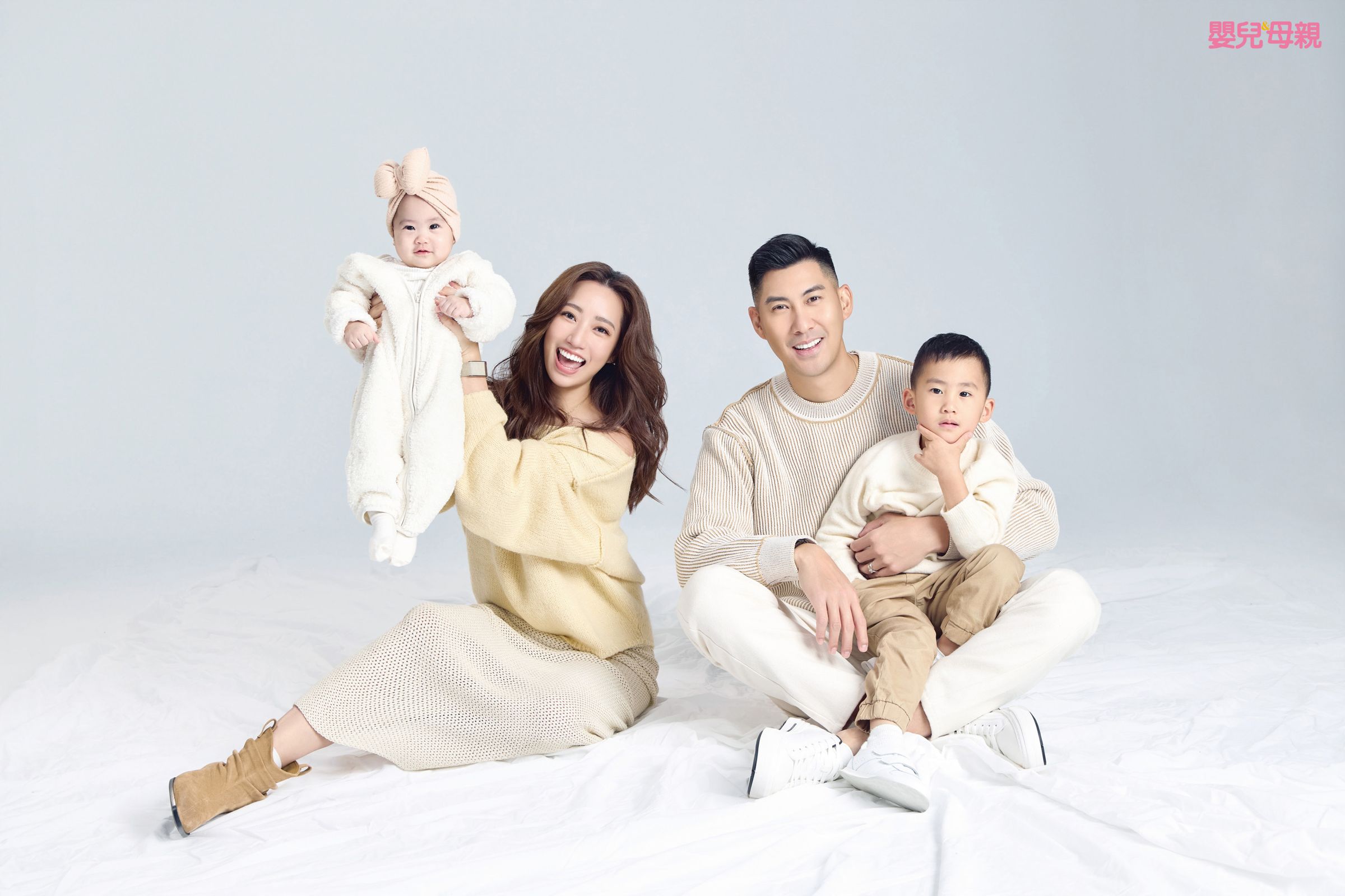 圖說毛加恩與羅雯全家福拍攝過程中,Noah很活潑好動,還會常常摸摸Kyla。(嬰兒與母親)