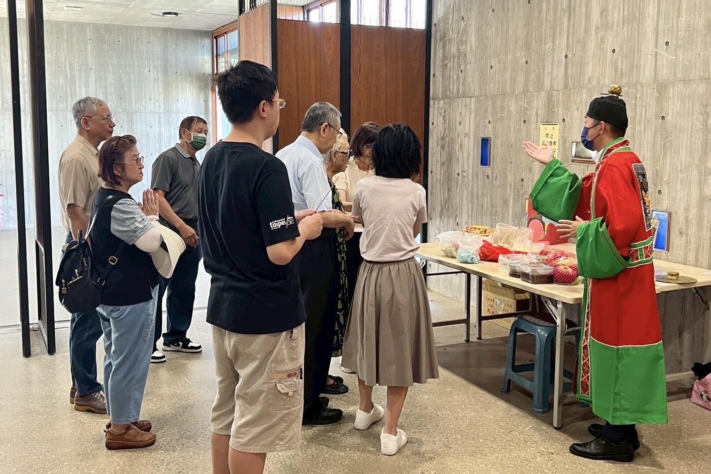 柯文哲交保後首度到新竹大坪頂納骨堂祭拜父親。（翻攝自柯文哲臉書）