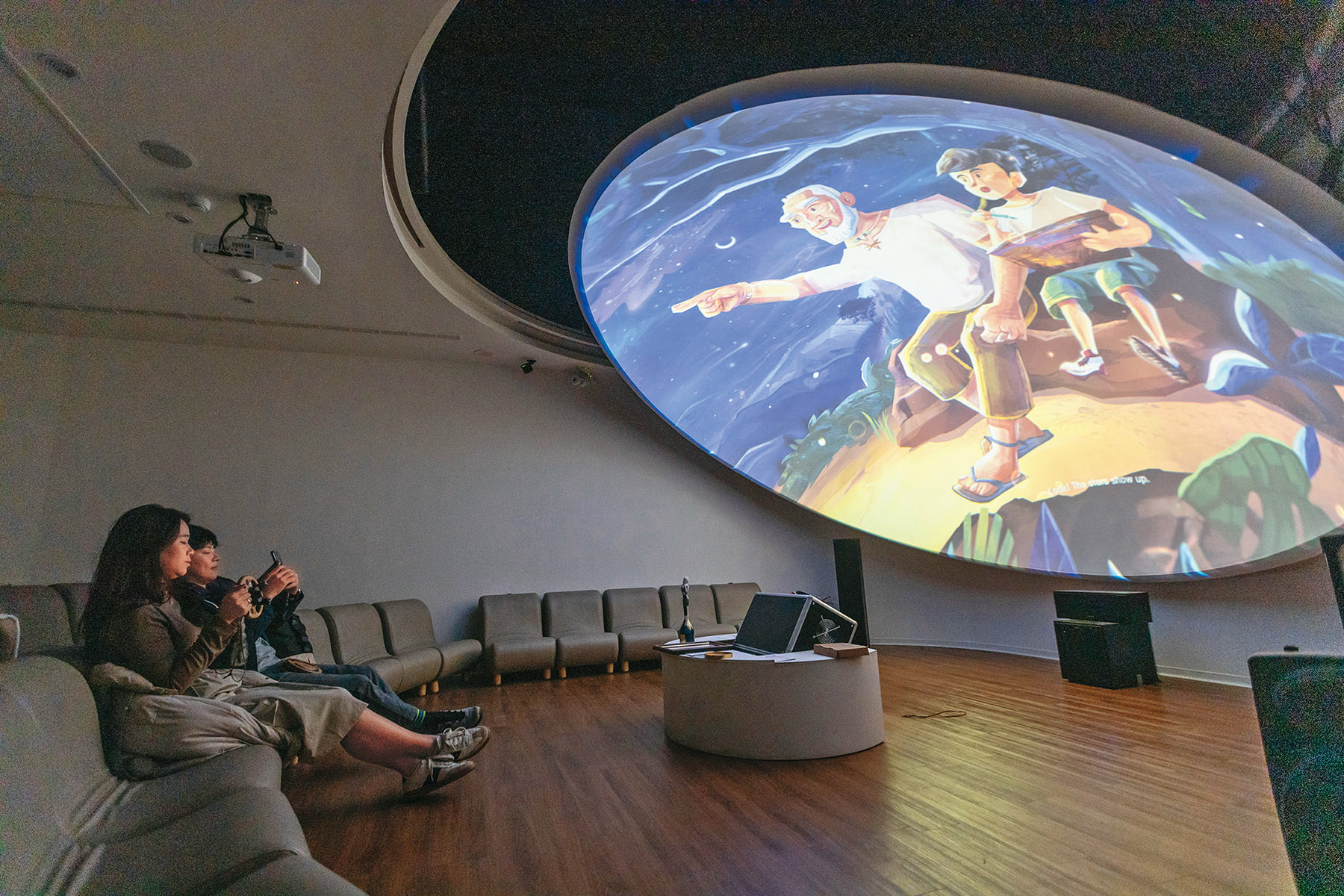 星空劇場以360度圓頂天幕呈現古代神話、星座故事與宇宙景象。