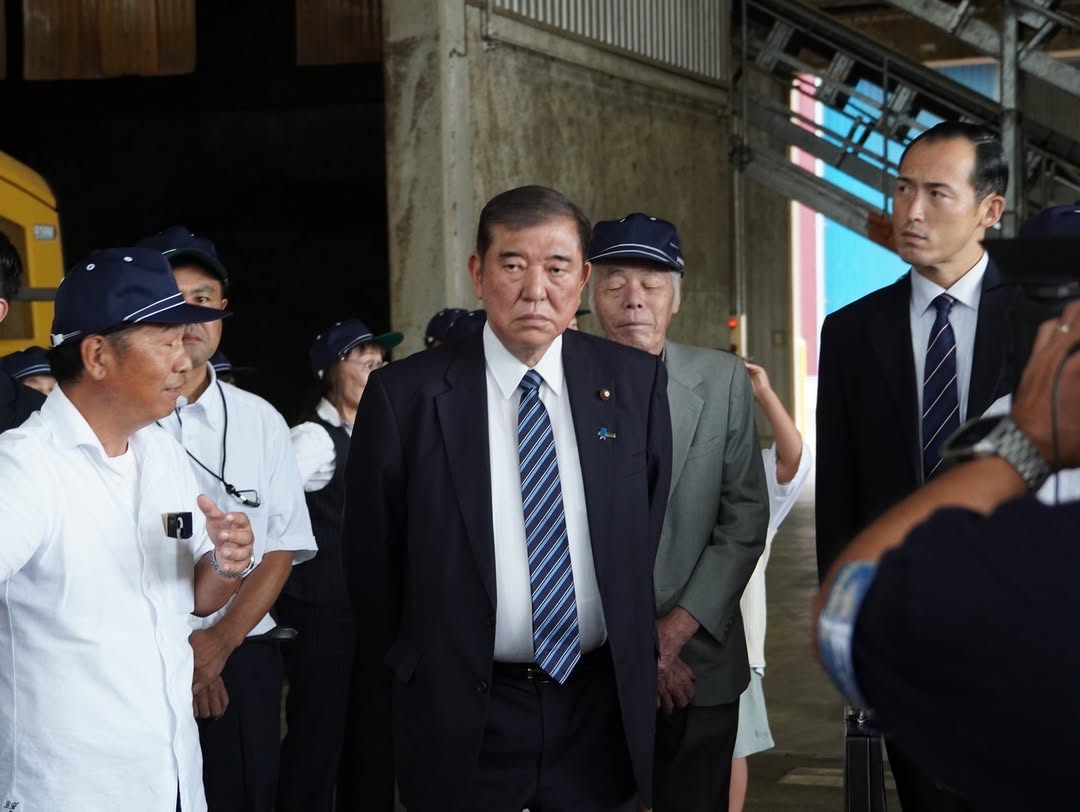 日本首相石破茂強調「國政不能有絲毫停滯」，正式宣布將續任首相。（翻攝自石破茂IG）