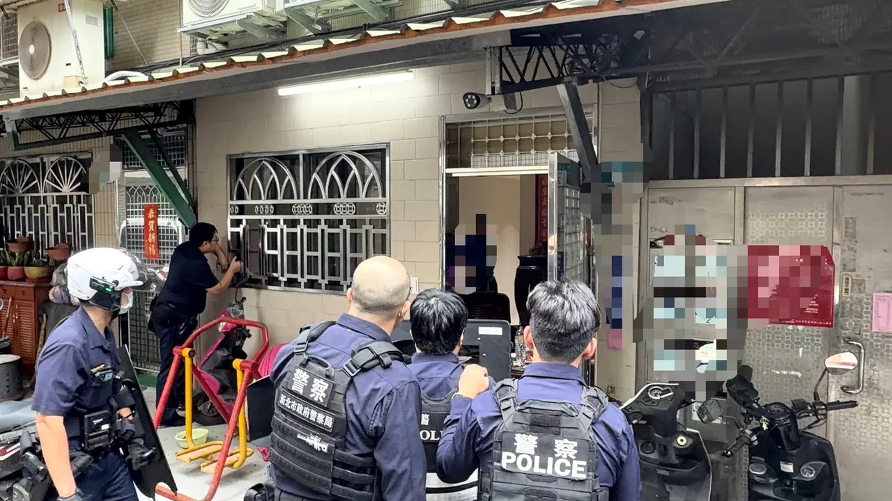 蘆洲民宅爆衝突!男疑恐慌症發作持刀自傷 警持盾牌、電擊槍壓制