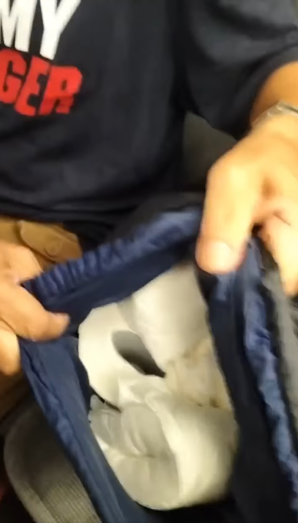 有乘客偷走列車上的衛生紙，並將其藏在隨身包包內。（翻攝自台灣便當管理局-附屬鐵路部臉書）