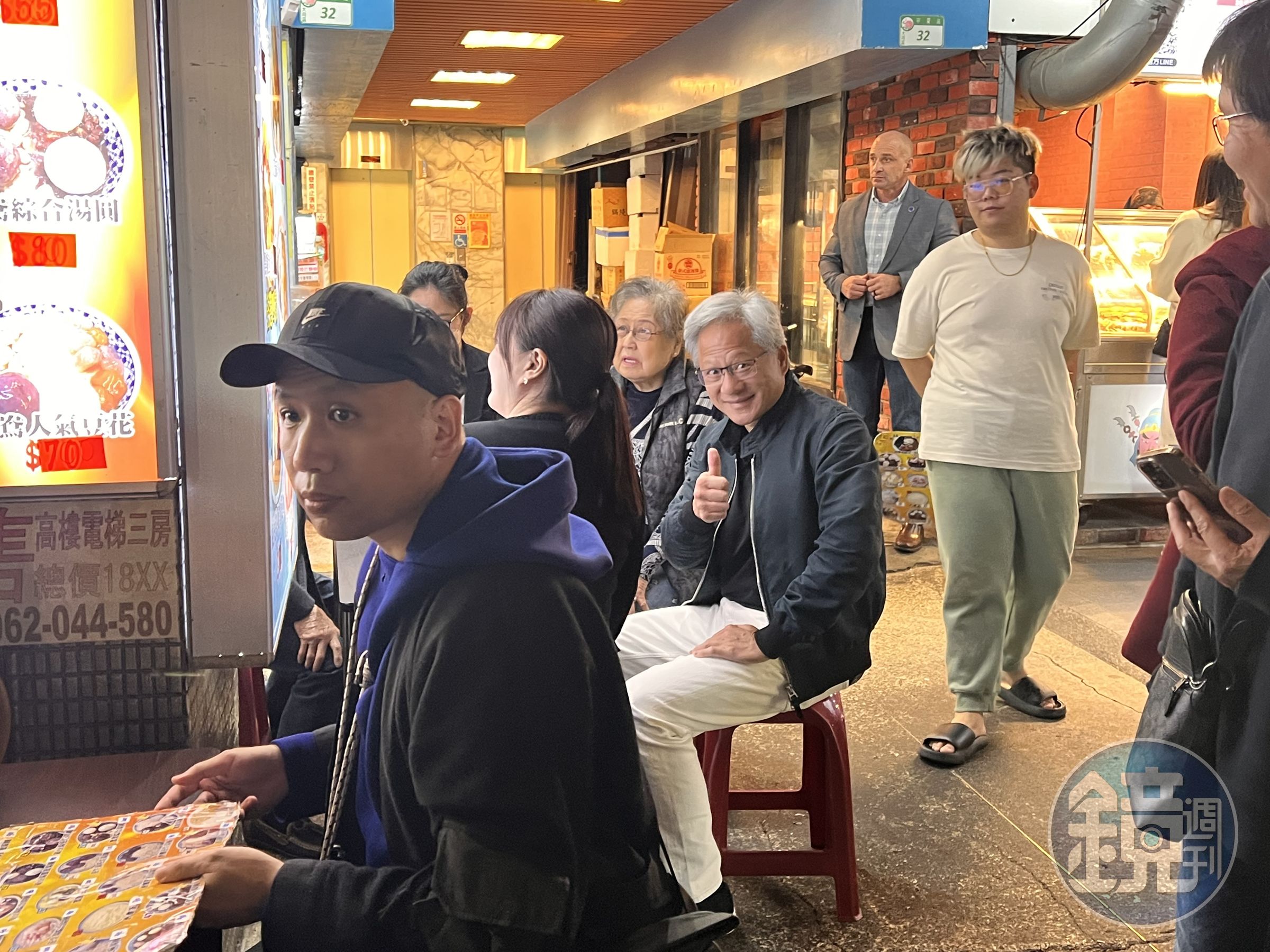 AI教父黃仁勳今現身寧夏夜市,被民眾捕獲。