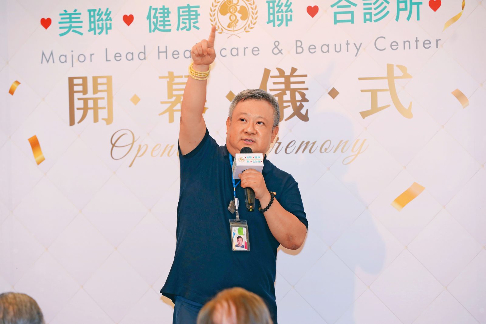 連袂出國返台不到24小時又見宣昶有　美女前主播秀曲線「戰鬥服」跑飯局