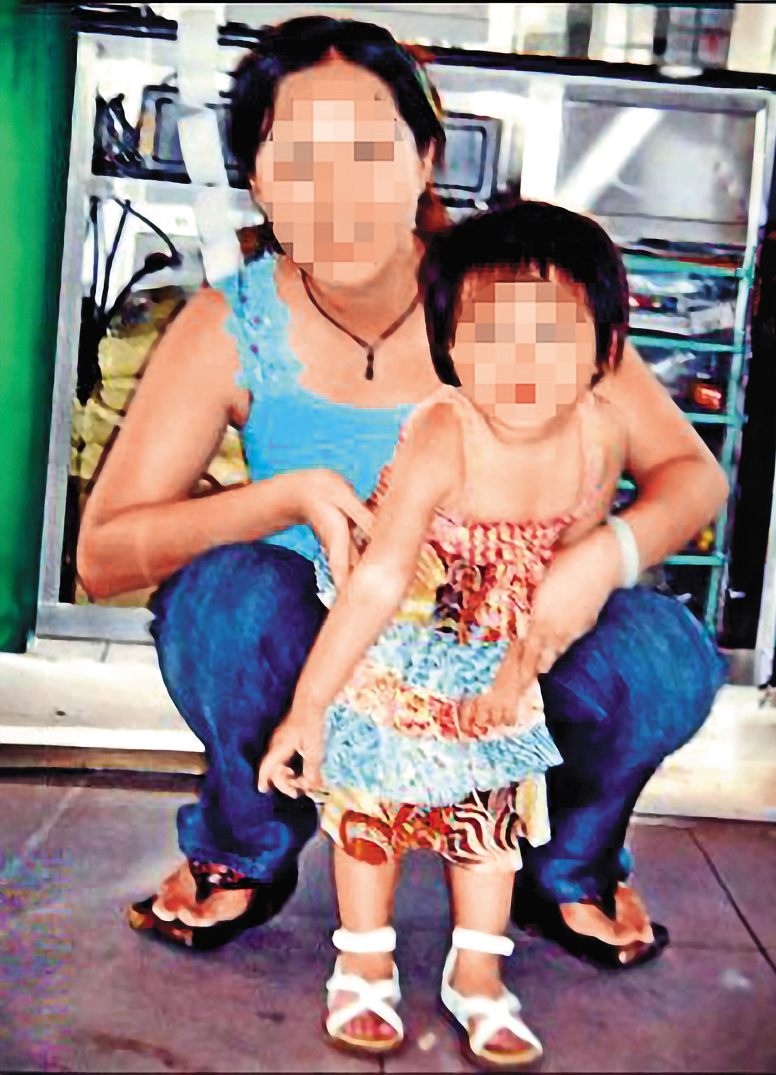 黃姓女子（左）帶著女兒（右）離家出走，女兒最後不幸遭虐死。（翻攝畫面）