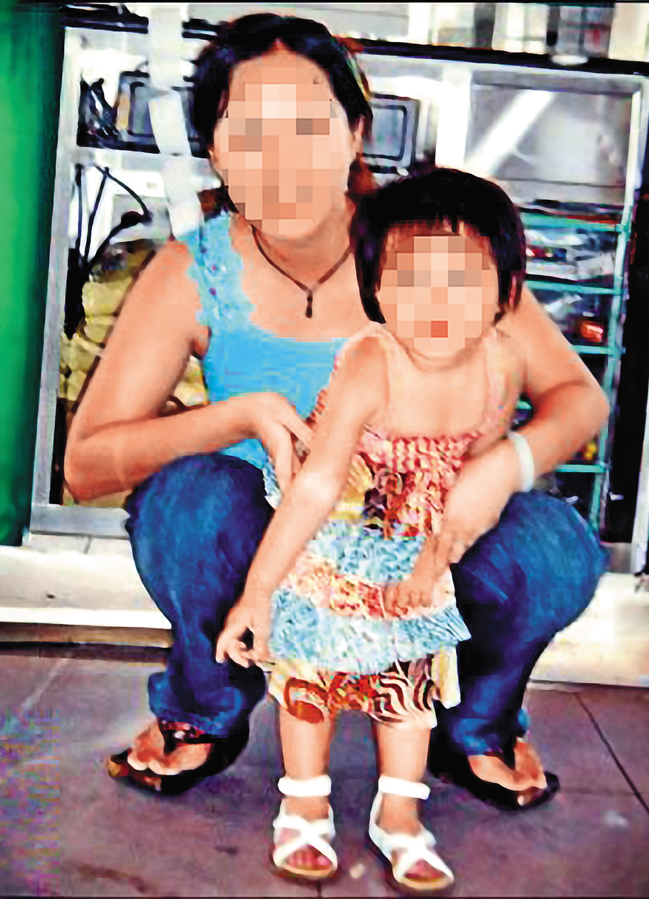黃姓女子(左)帶著女兒(右)離家出走,女兒最後不幸遭虐死。(翻攝畫面)