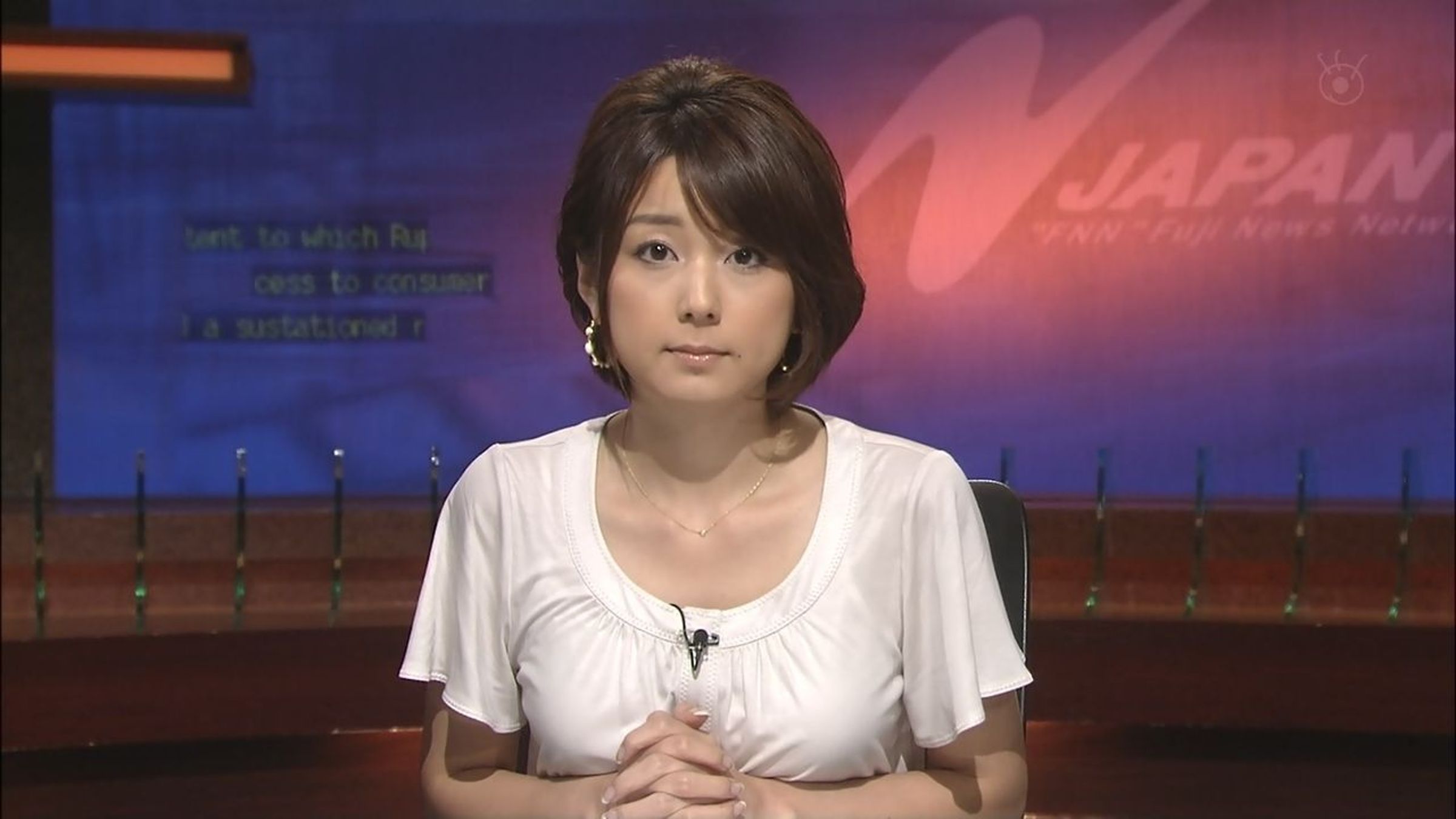 當初秋元優里以胸聞名於日本的主播檯。(翻攝網路)