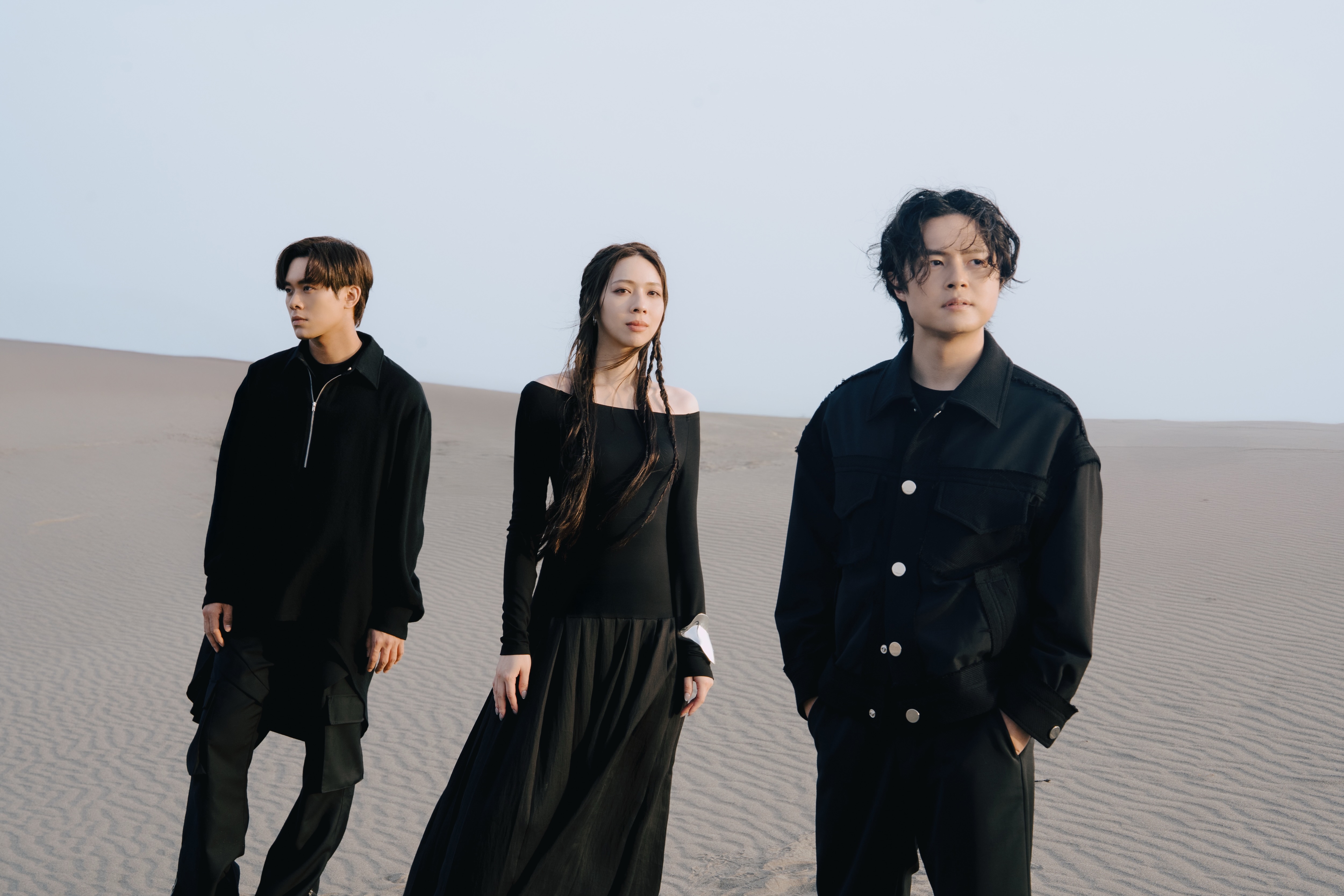 告五人《黑夜狂奔》在沙丘場景拍攝。（相信音樂提供）