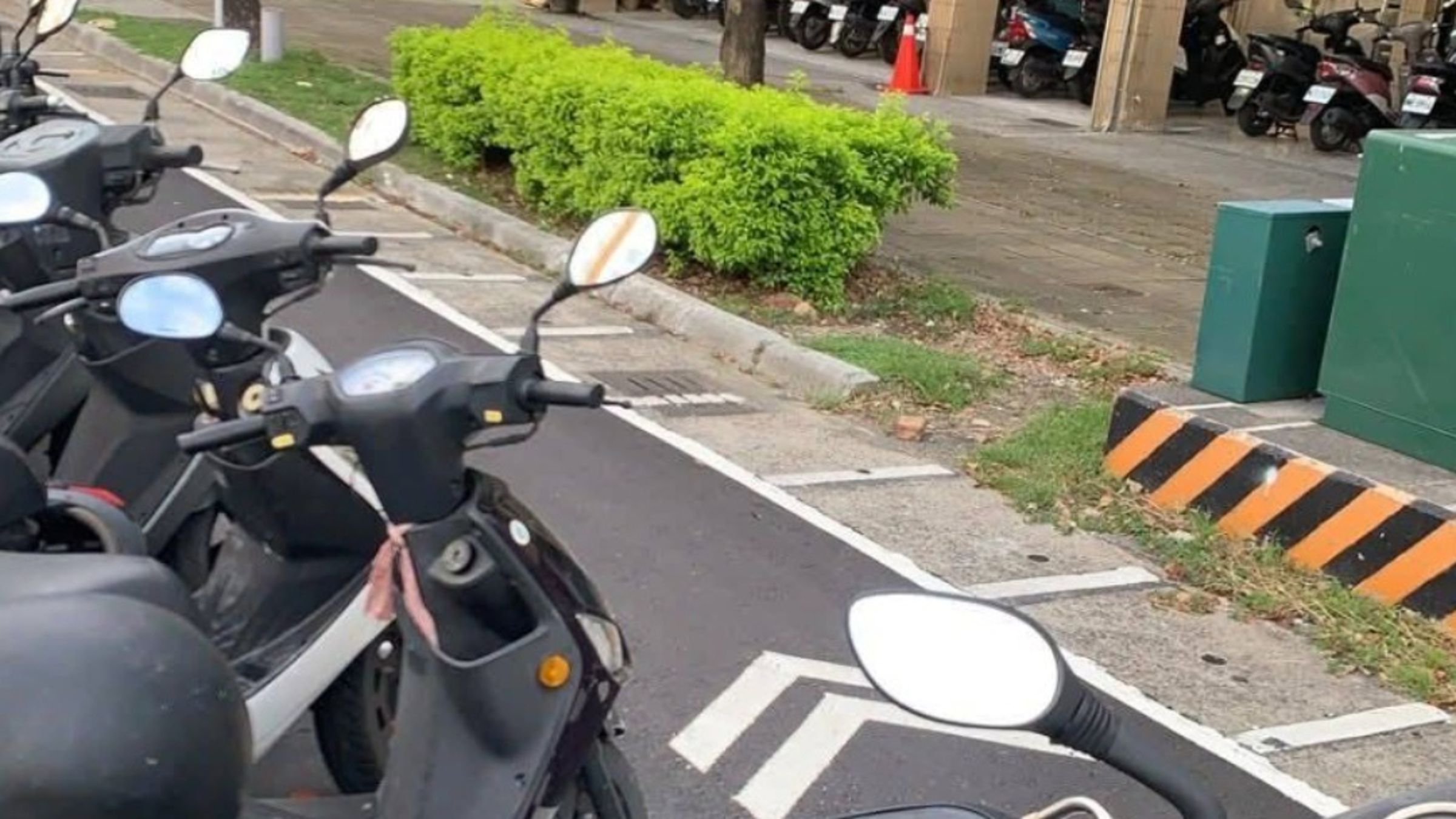 民眾黨高市黨部貼文質疑保護型自行車道設計，引爆網路怒火。（翻攝自民眾黨高市黨部臉書）