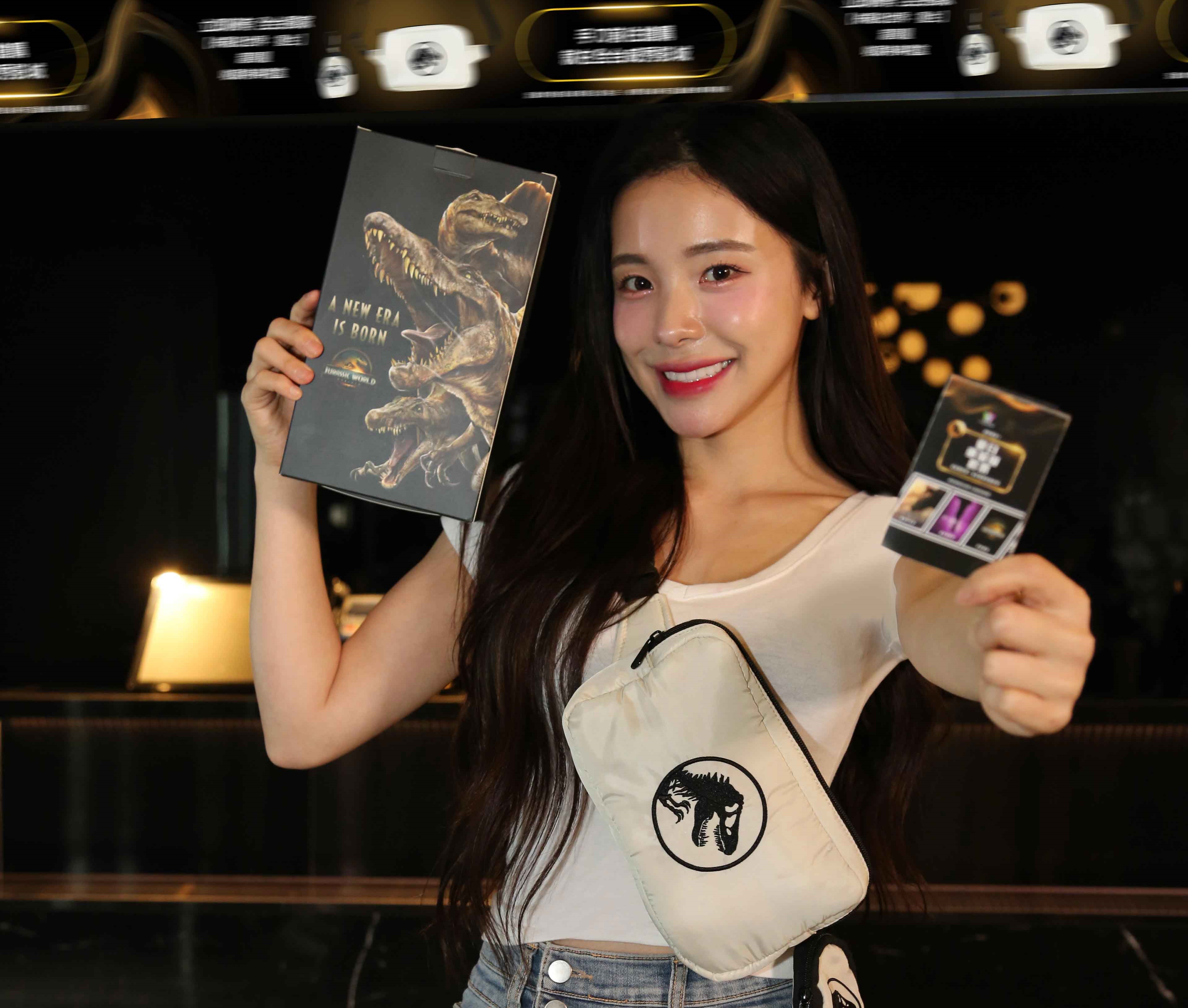 人氣啦啦隊女神擔任環球影業攜手威秀影城推出的「夏日重量級套票」宣傳大使。（UIP提供）