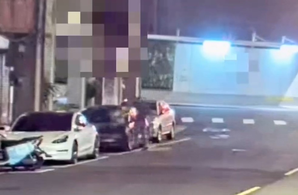警方調閱監視器，鎖定2男在當天凌晨騎車前往犯案。（翻攝畫面）