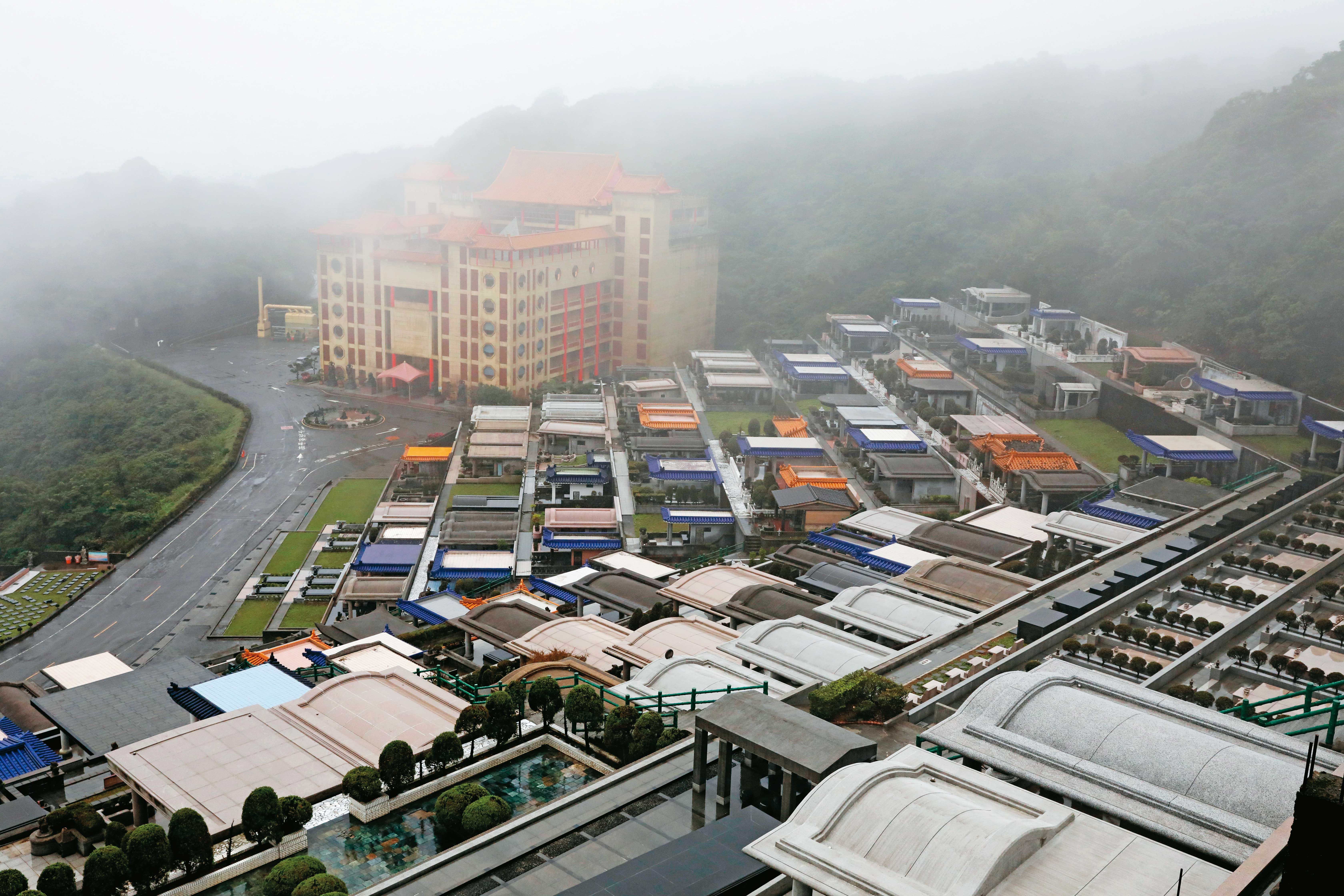 展雲位於新北金山的墓園及靈骨塔，每個月營運經費超過3千萬元。