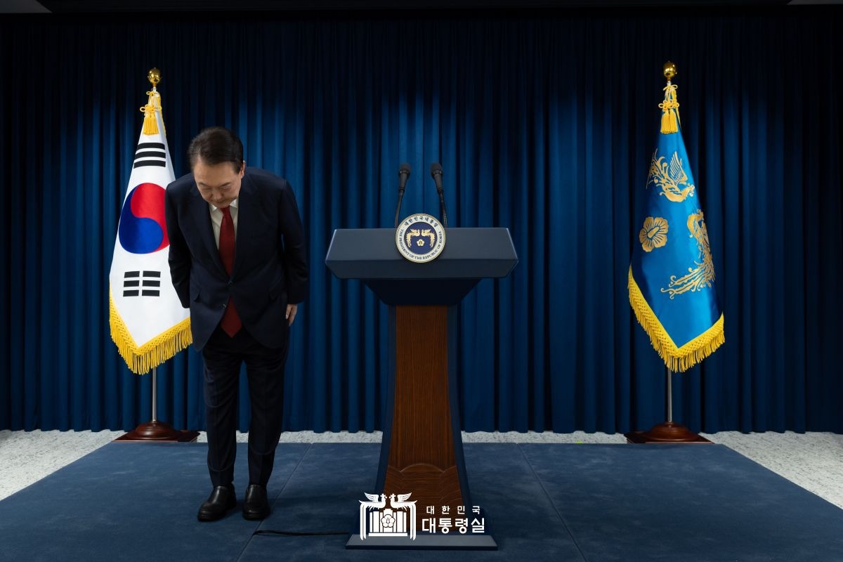 尹錫悅7日就戒嚴令一事向全體國民鞠躬致歉。（翻攝自南韓總統府官網）