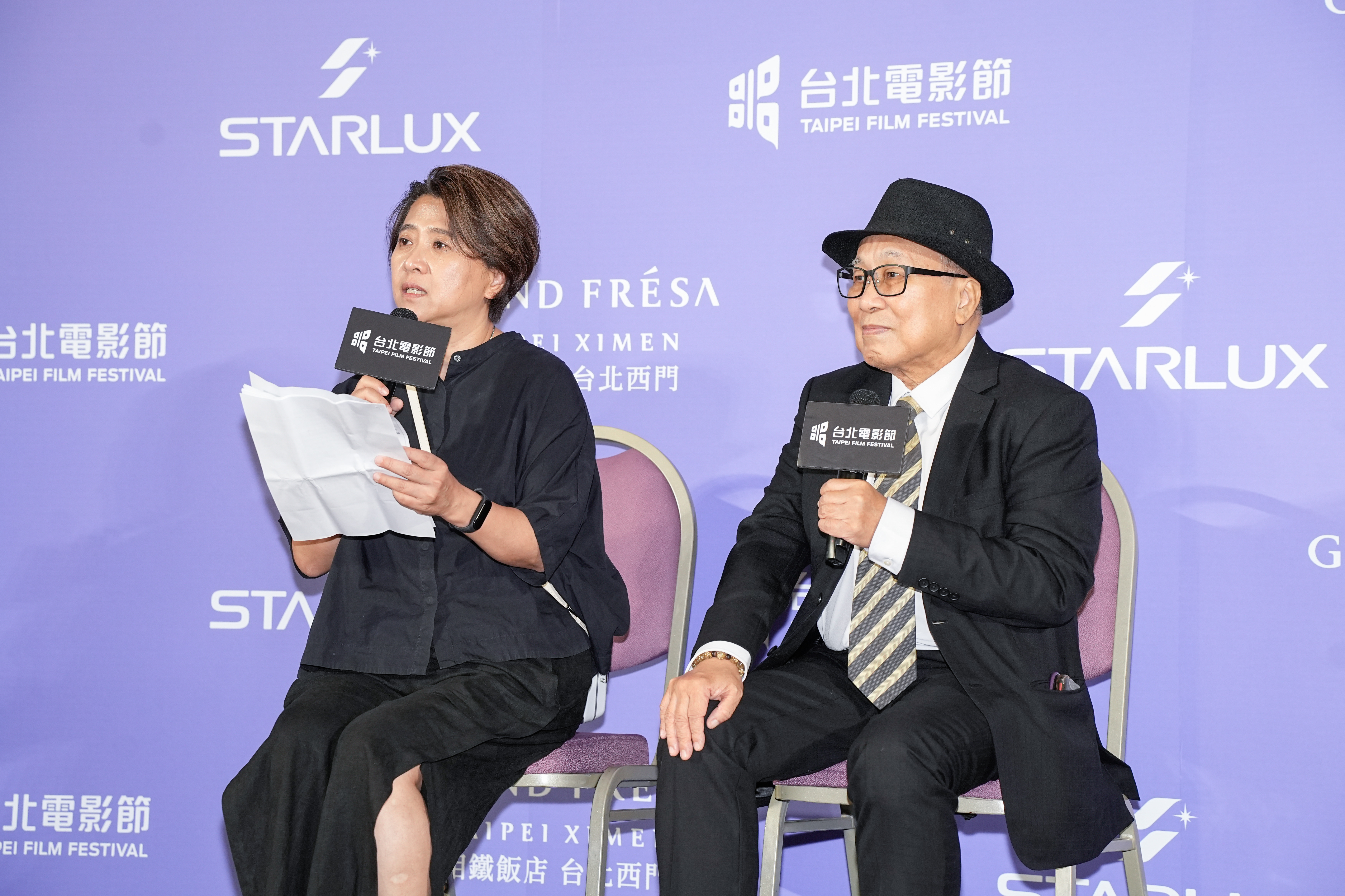 台北電影節總監李亞梅（左）與評審團主席黃建業（右）共同解說本屆的得獎名單。