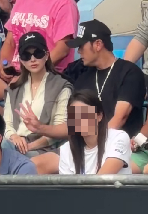 周杰倫比出「3」手勢，似乎告訴妻子「至少有3個人在拍」。（翻攝畫面）