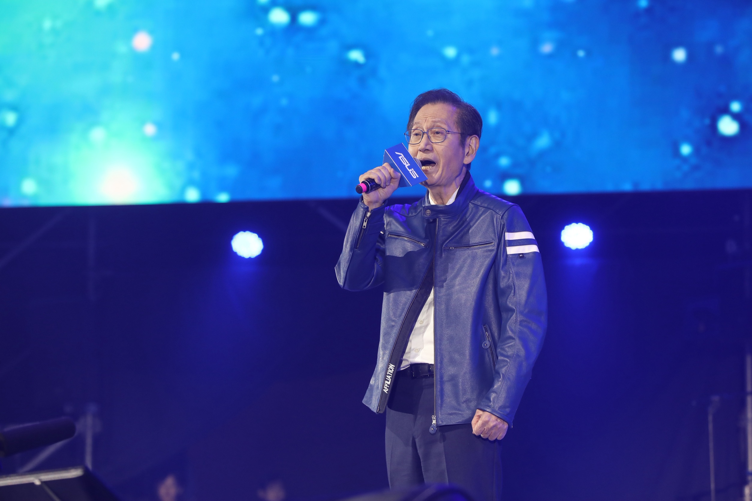 華碩集團董事長施崇棠今晚出席「2025華碩歲末聯歡晚會」。