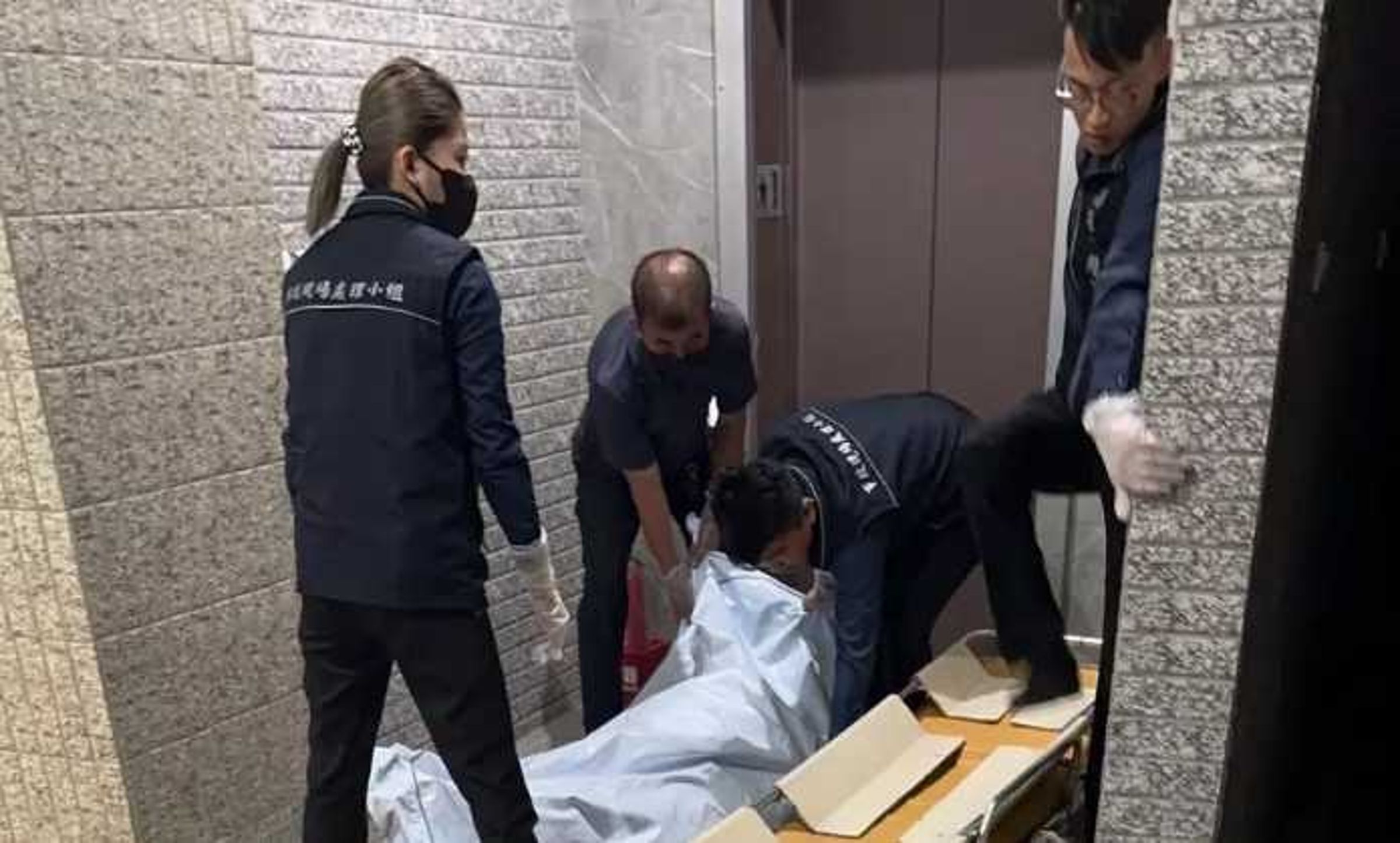 高雄梓官區一間民宅驚傳雙屍命案,侯姓男友於屋內臥室砍死女友後隨即在樓梯間自盡。(翻攝自記者爆料網)