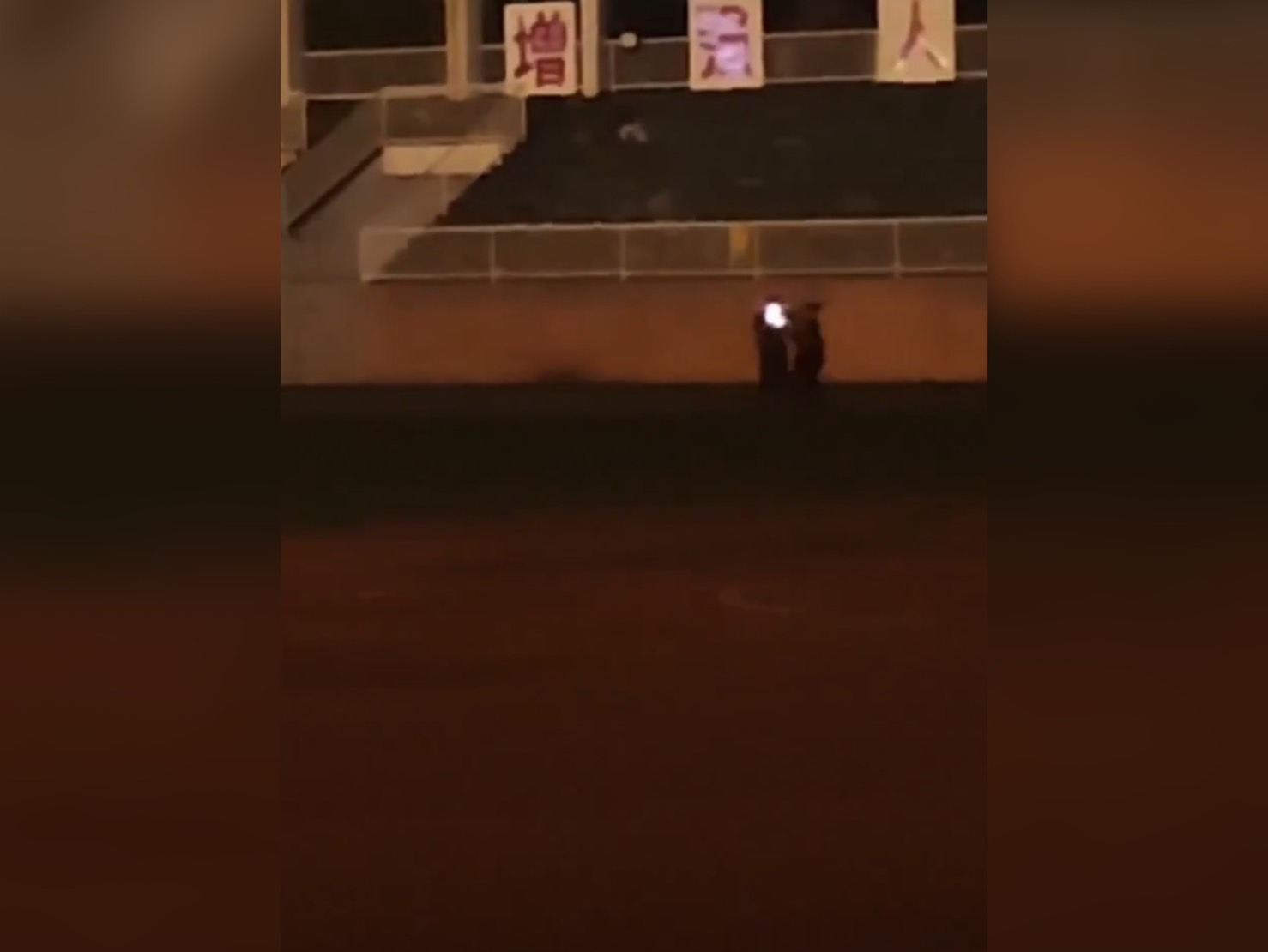 凶手與警方對峙後遭捕。(翻攝李老師不是你老師X)