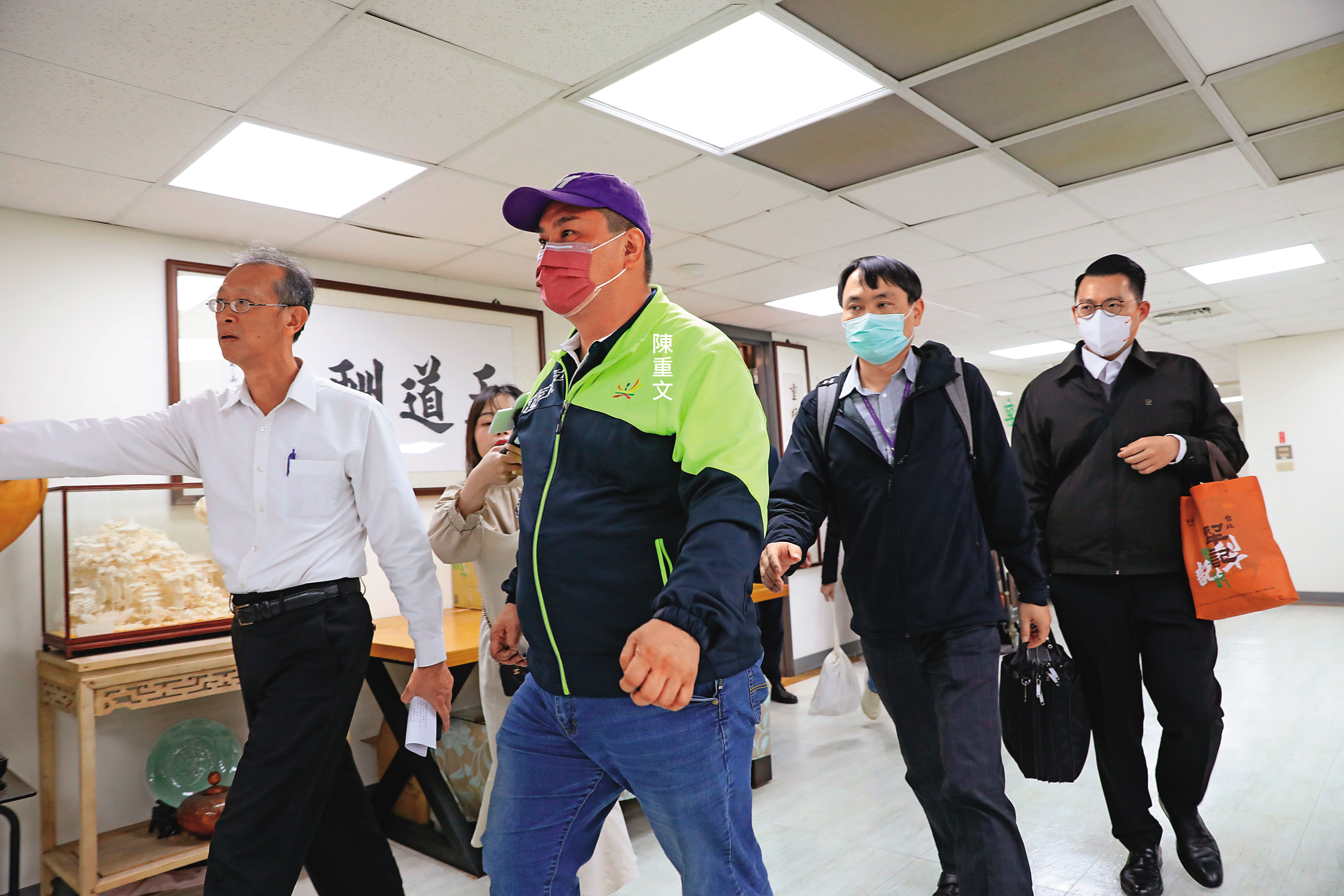 陳重文因涉貪，3月14日辦公室遭搜索時，本刊直擊他被帶走訊問。