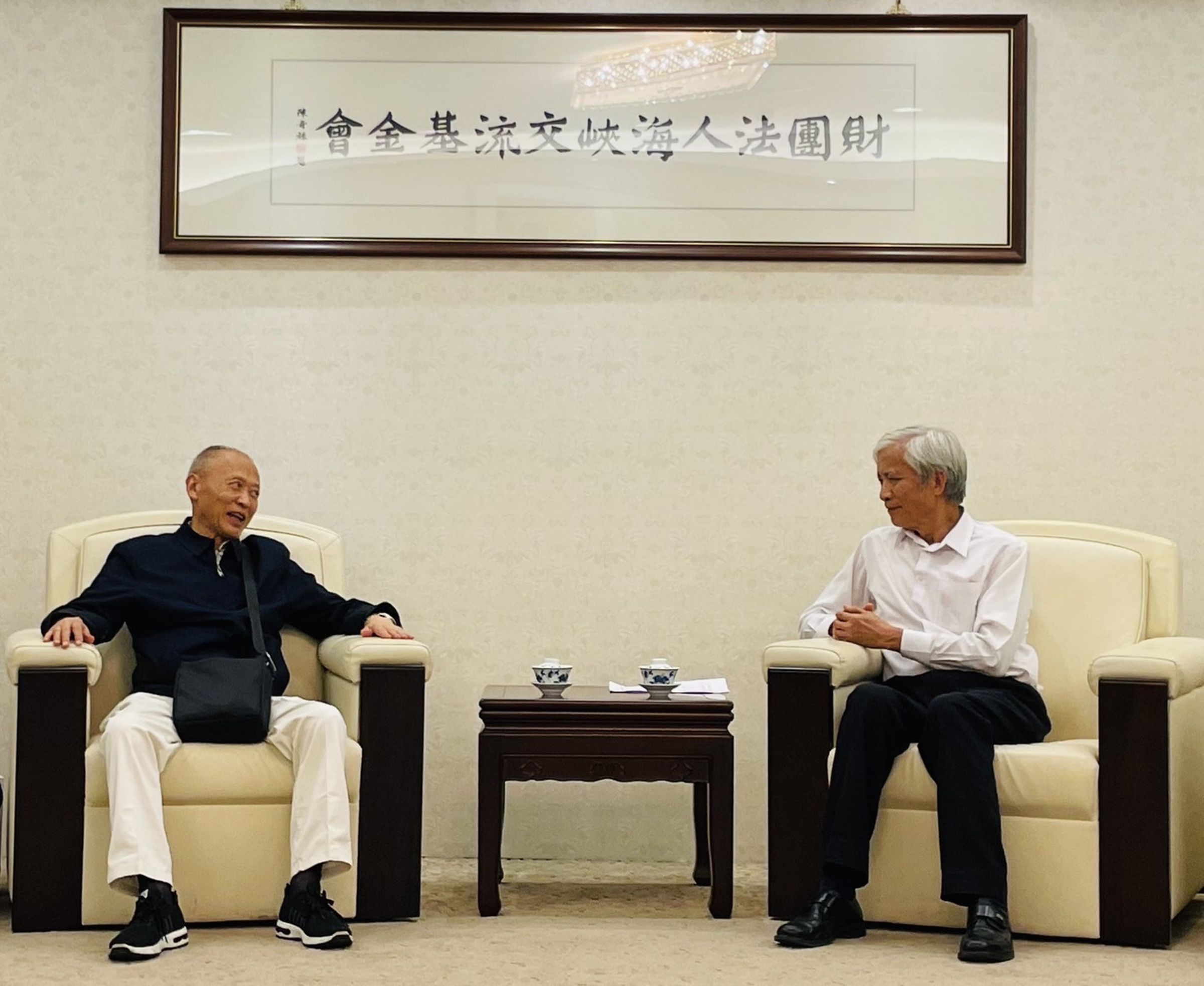 劉先生(左)拜會海基會代理祕書長高建智(右)。(海基會提供)