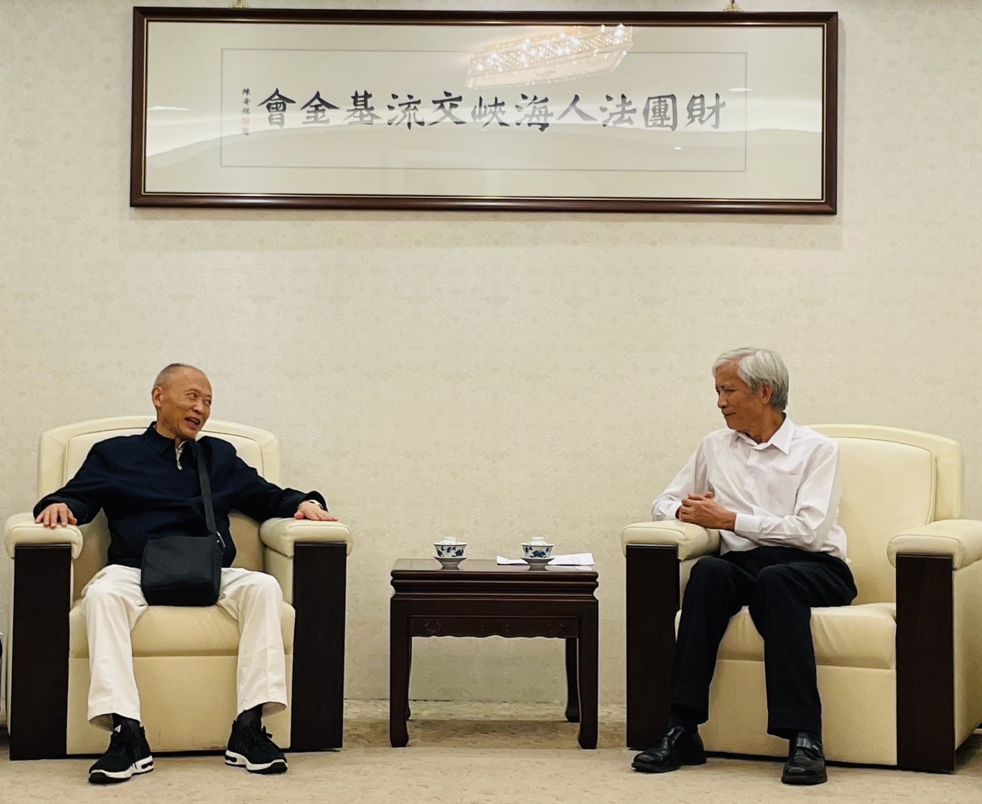 劉先生（左）拜會海基會代理祕書長高建智（右）。（海基會提供）