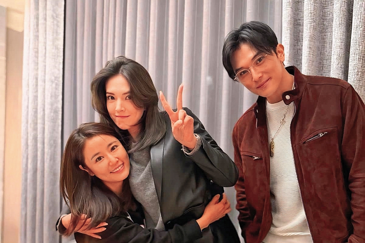 許瑋甯（中）、邱澤（右）年初曾攜手參加林心如（左）生日趴，當時應已懷孕，但還處於民俗上不能說的期間。（翻攝自林心如臉書）