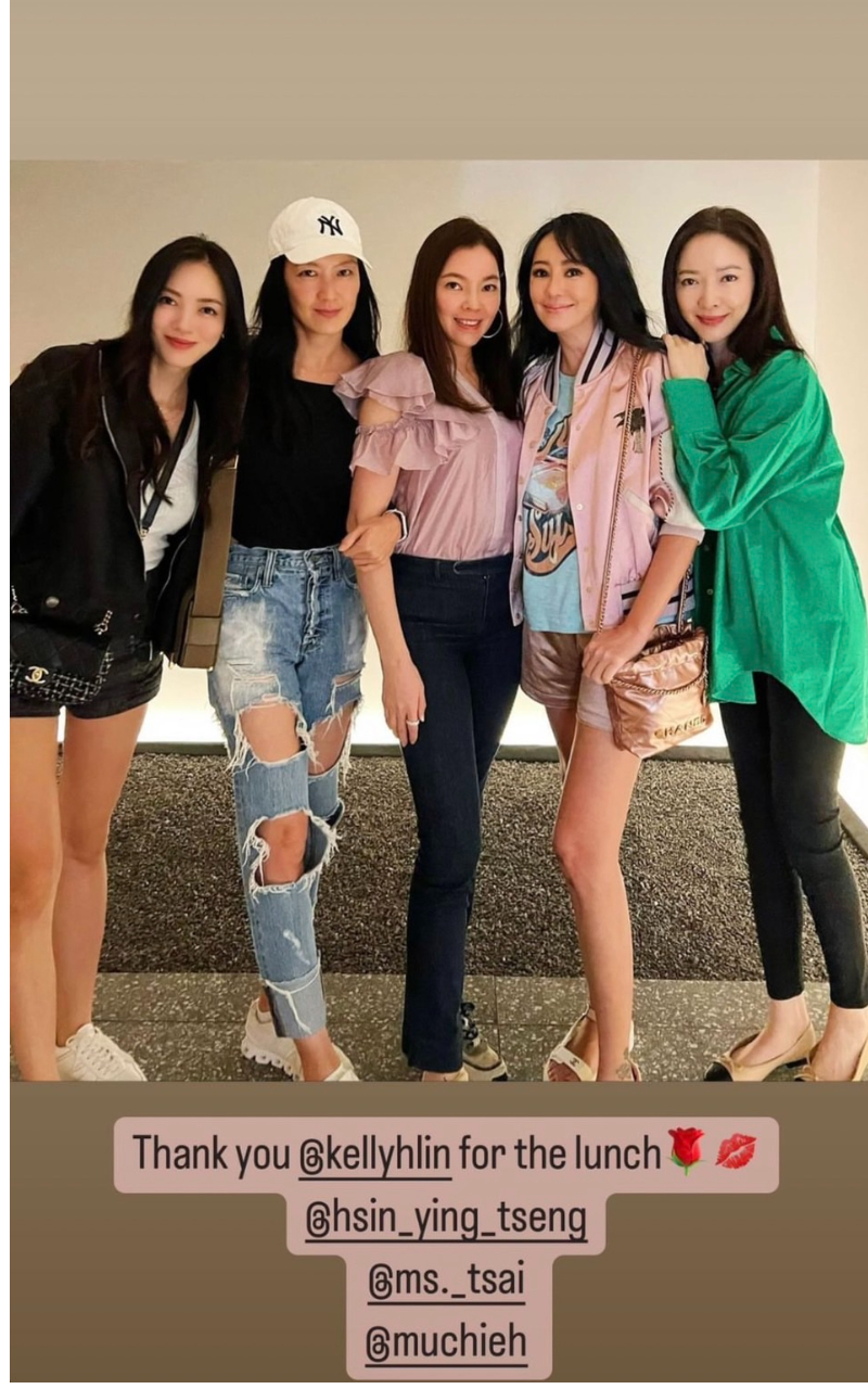 曾馨瑩(中)慶生,一代女神林熙蕾(右2)與名媛關穎(右2)、林牧潔(左)、蔡依倫(右)陪吃頂級天婦羅。(翻攝自關穎IG)