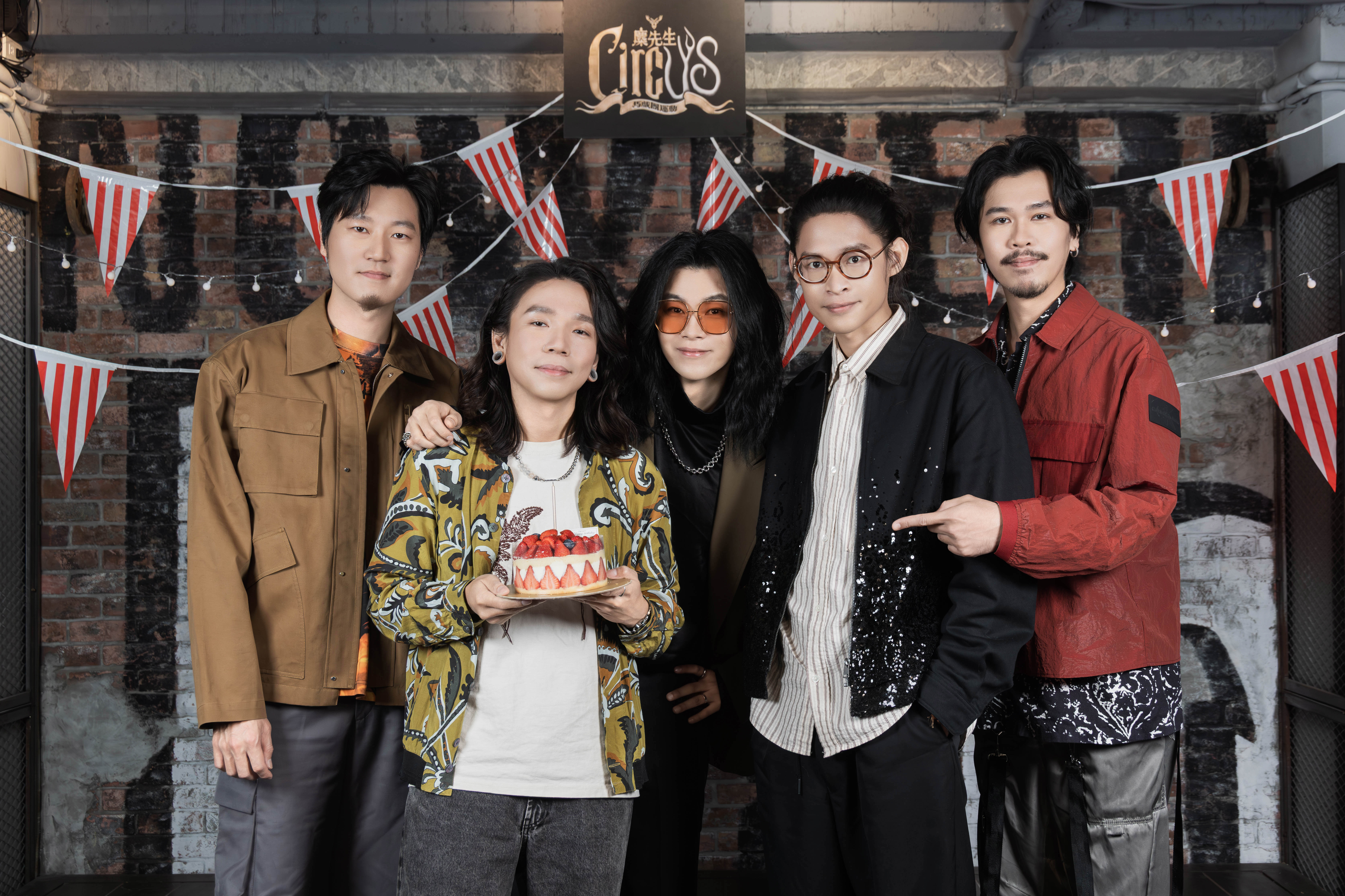 麋先生團員一起為貝斯手以諾慶生。(相信音樂提供)