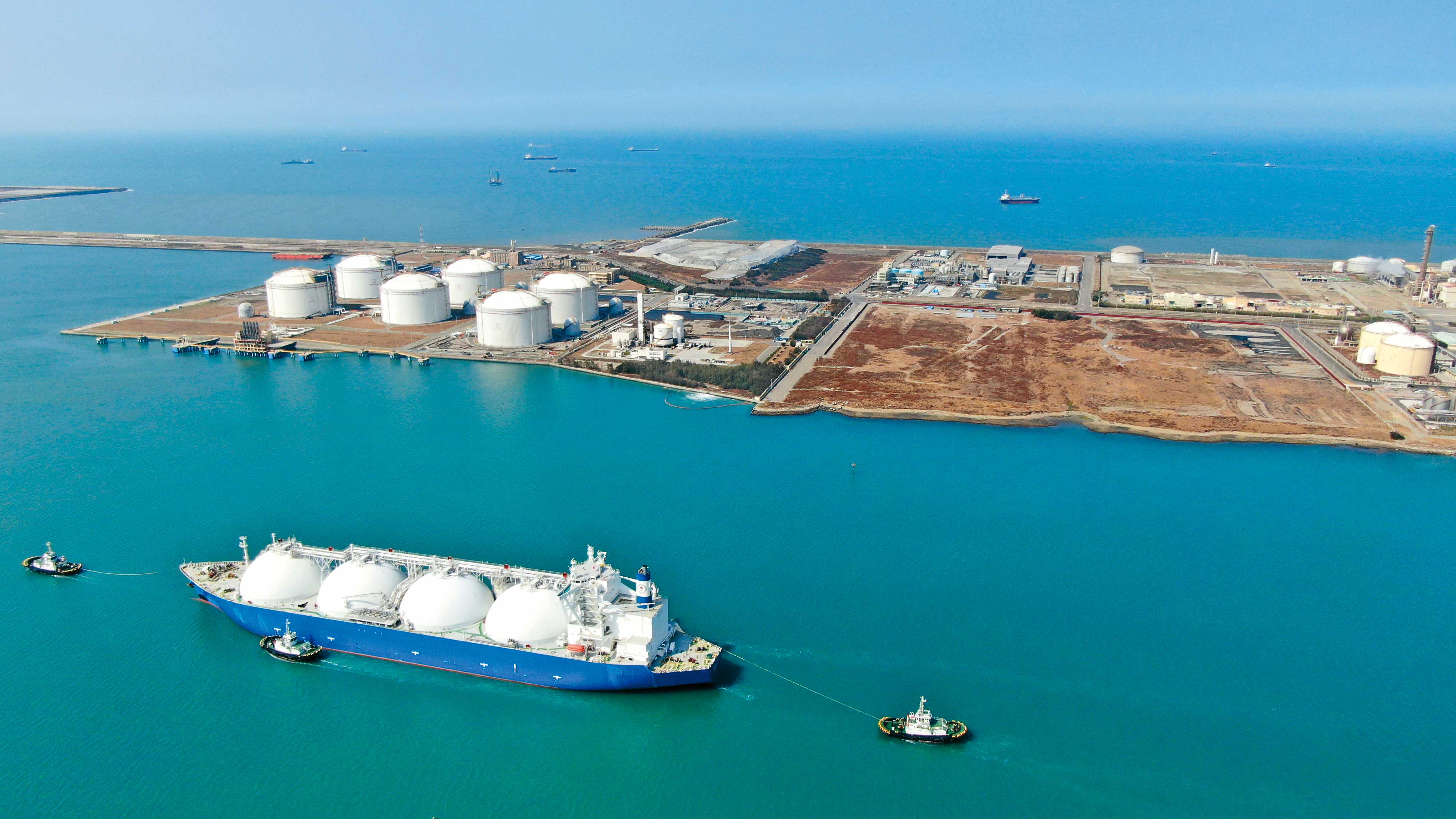 台電海底輸氣管線工程，目的是要把台中港天然氣接收站（圖）的天然氣，直接供應到苗栗通霄發電廠燃氣機組。（翻攝宏華營造官網）