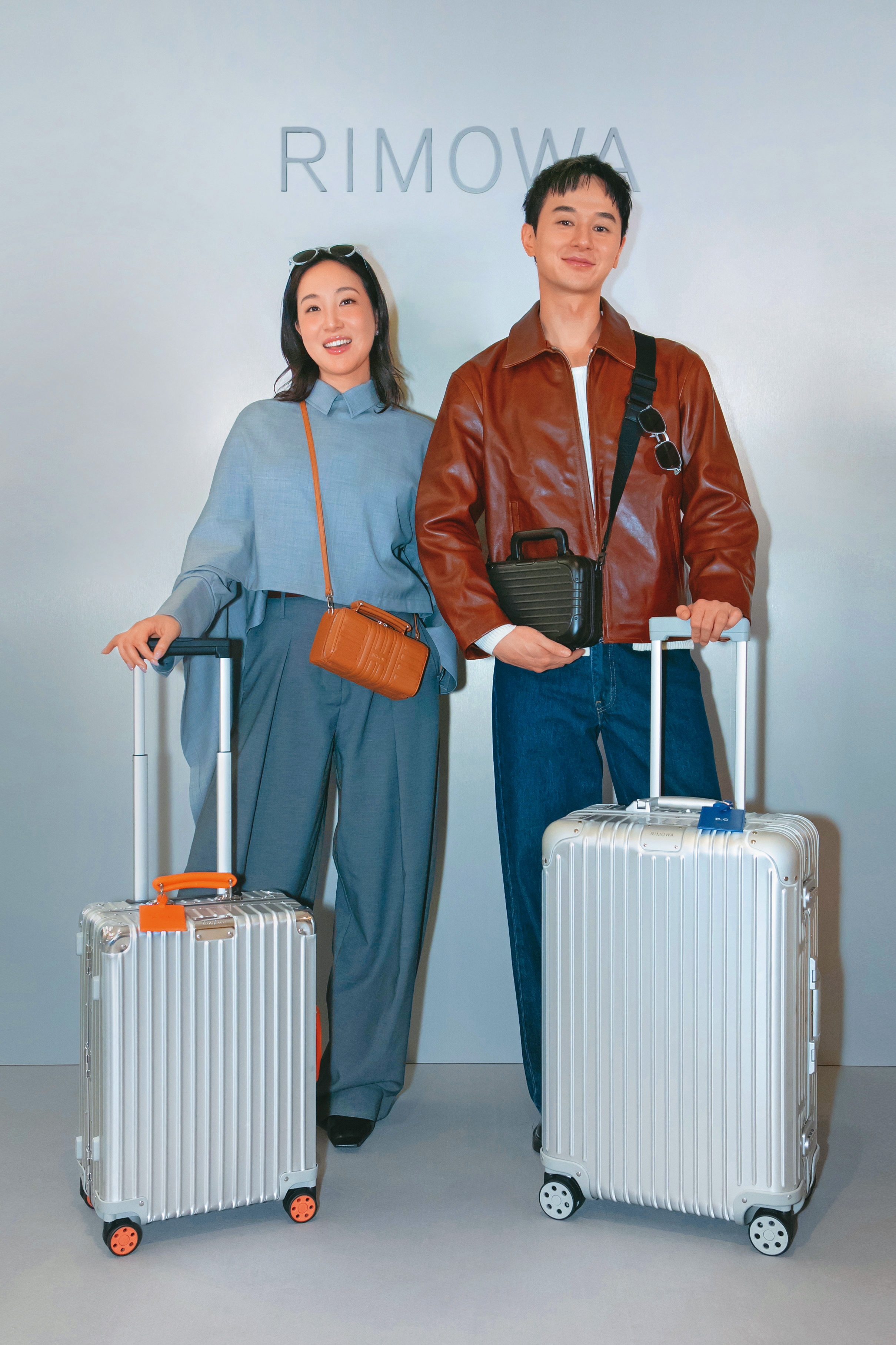 張軒睿(右)與Melinda Wang(左)為RIMOWA全新概念專門店開幕,特地前往台中。(美之心提供)