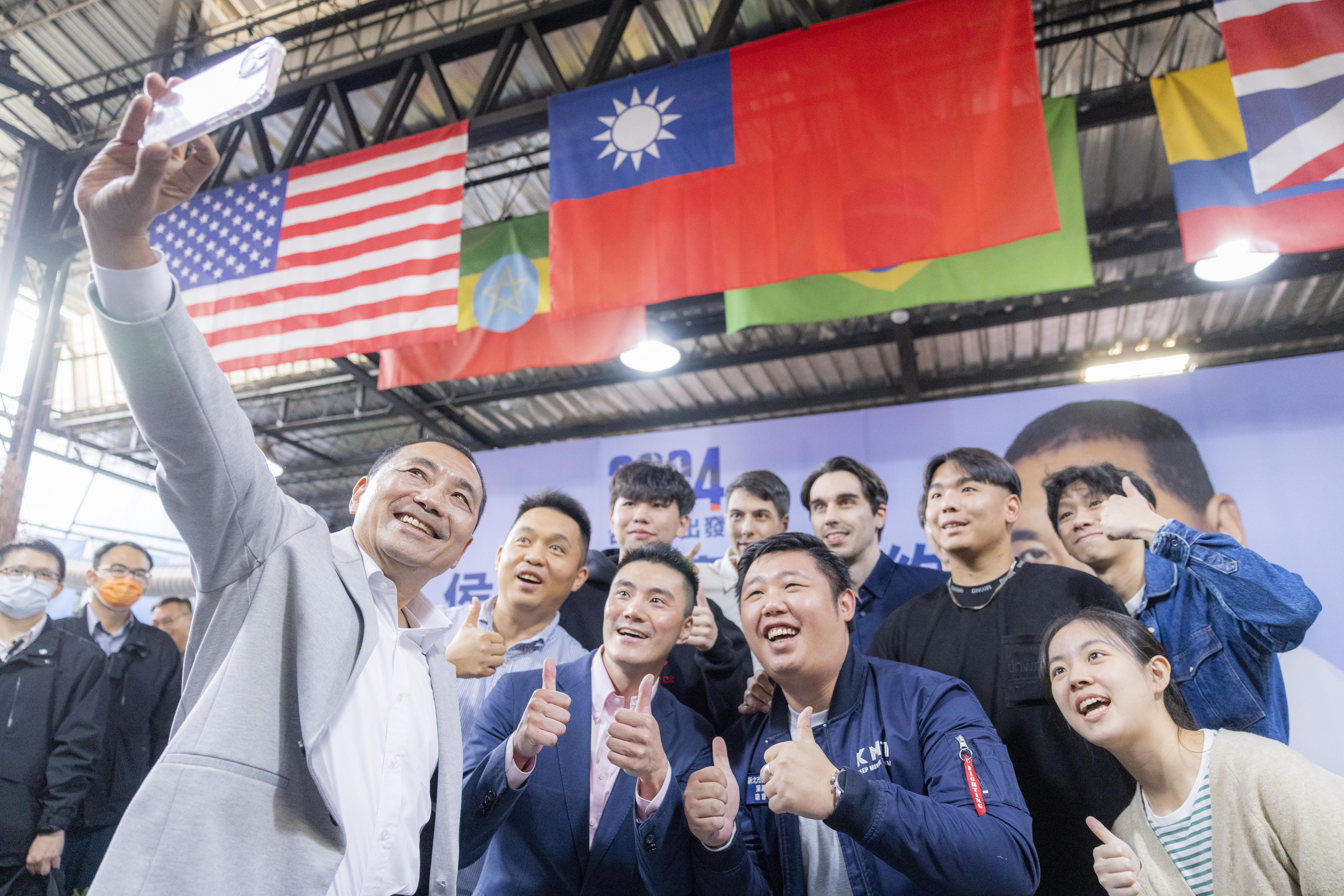 侯友宜說，5年前初次參與選舉時，他就曾問自己為何會投入。（侯競辦提供）