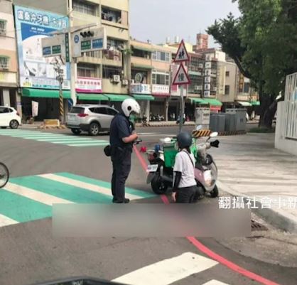 原始新聞畫面背景完全不同。（翻攝畫面）