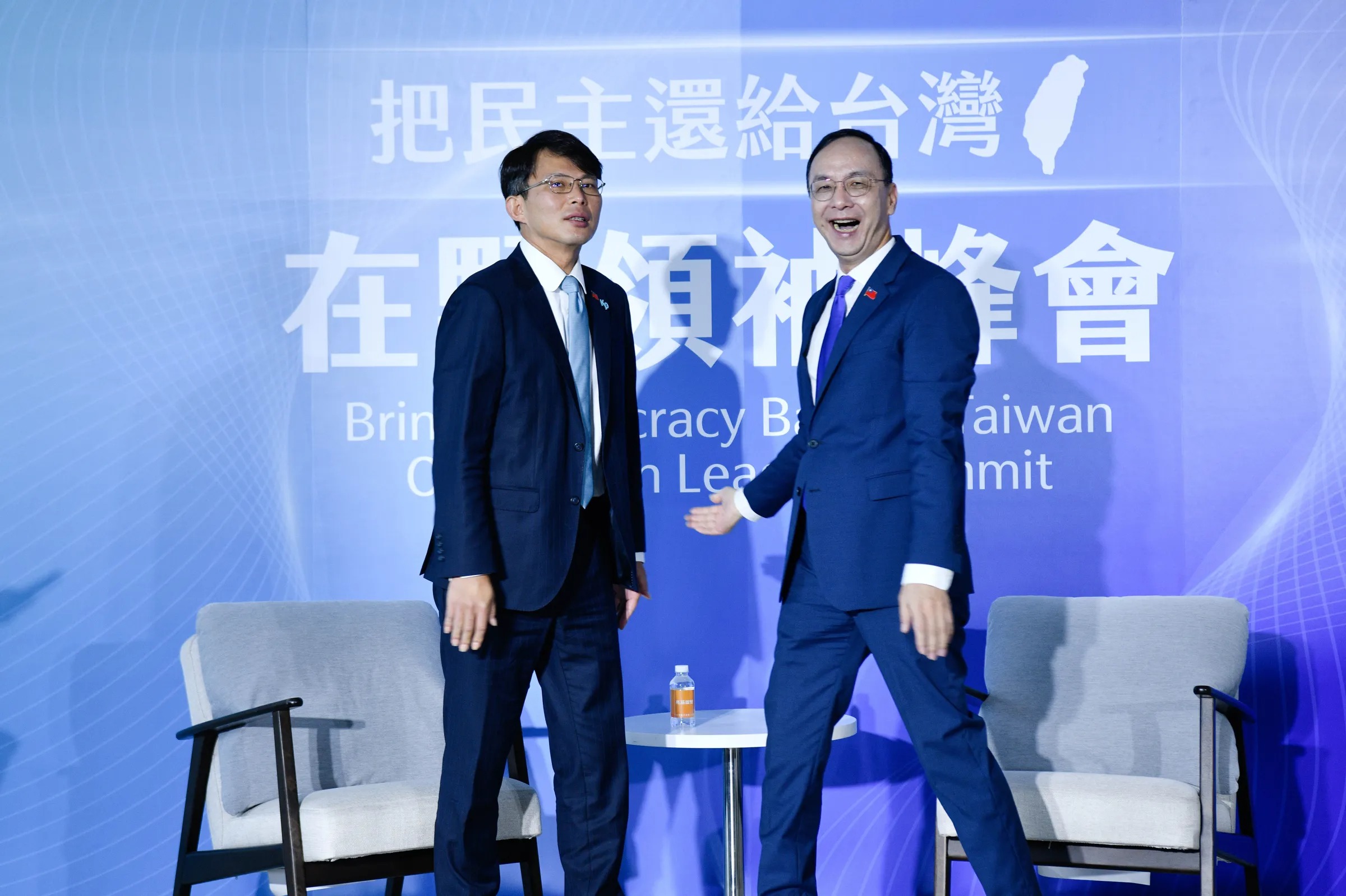 黃國昌與朱立倫連袂婉拒出席總統賴清德邀集的國安情勢簡報，圖為4月底藍白在野領袖峰會合影。（鏡報李智為攝）