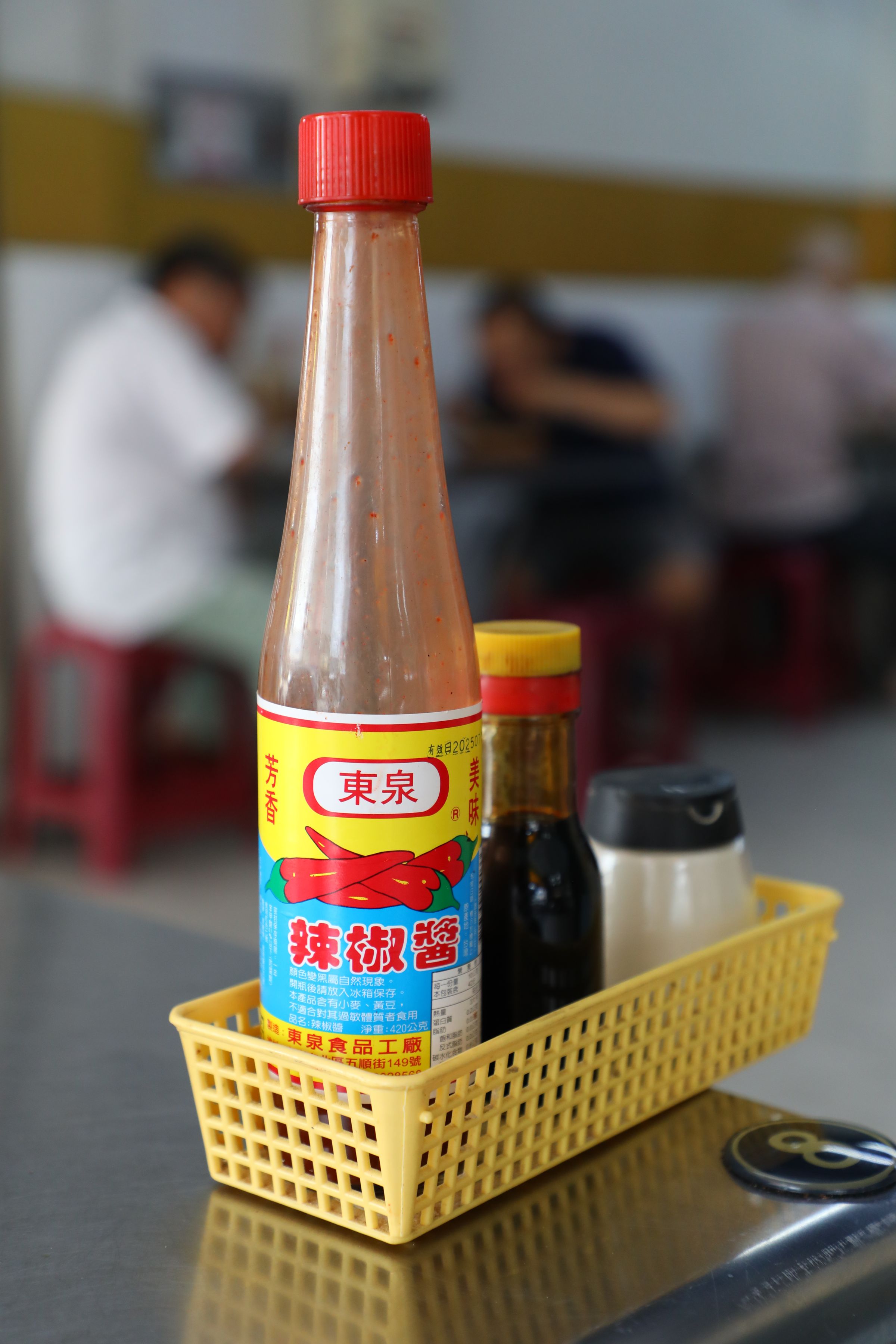 Josh笑說東泉辣椒醬是台中人的味精,食物加了就會變好吃。