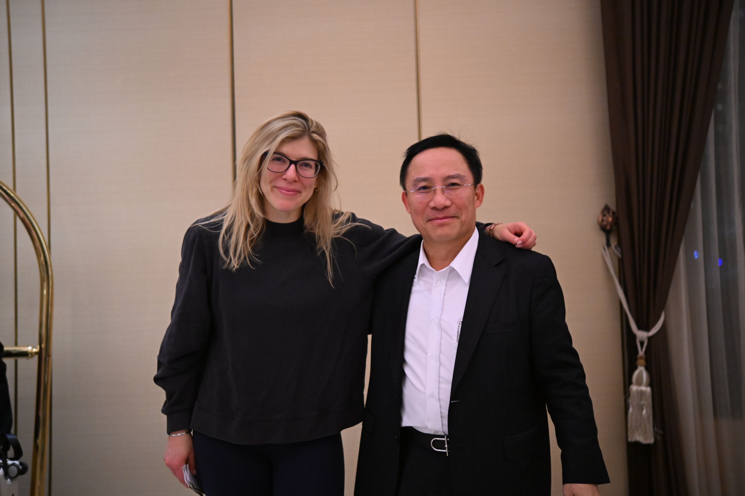 美國哈佛教授任美格(左)應永佳捷電梯董事長許作名之邀來台,為其新書推薦寫序,並將赴中研院演講與大選觀察拜會候選人。(永佳捷電梯提供)