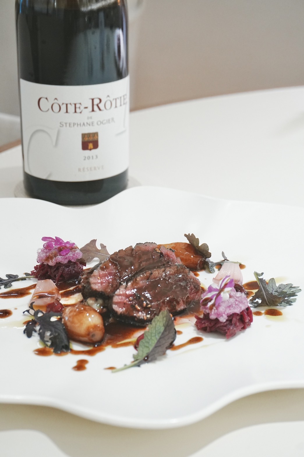 「A」版本的「Cafe de Paris」挑戰全世界體積最大的鳥類「鴕鳥」腿肉，肉質吃起來無腥無鐵味，更接近里肌牛排；帶有濃郁椰奶香氣的醬汁也與鴕鳥肉搭配得宜。
