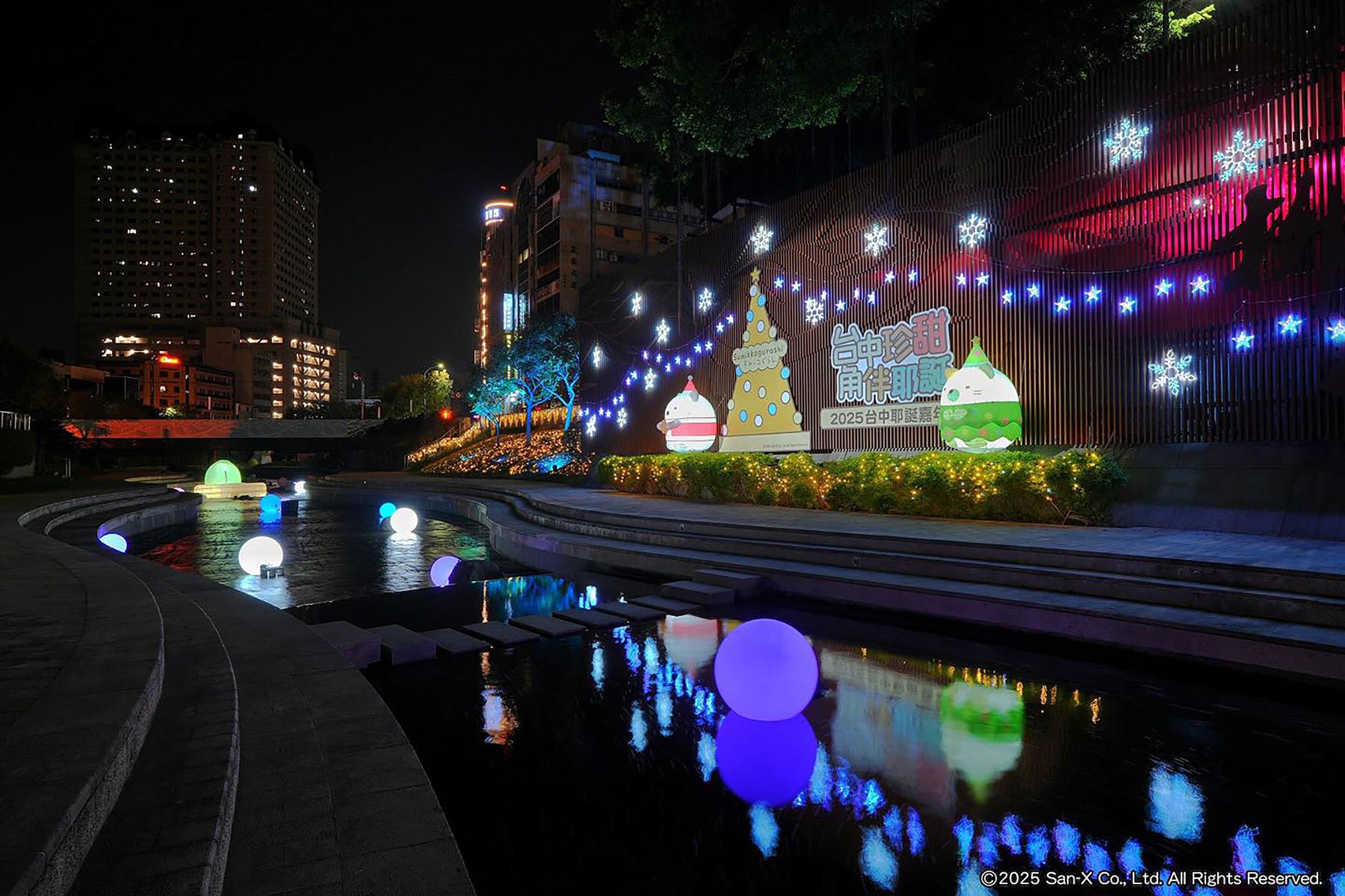 台中耶誕嘉年華今年的主題是角落小夥伴們降臨台中火車站、綠川、柳川,打造童趣「珍甜角伴」主題燈區。(台中市政府提供)