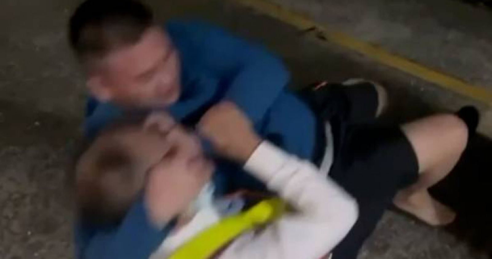 「我要殺了你」20多歲男深夜終點站拒下車!暴走怒吼 瑞芳副站長遭狠踢又被勒在地