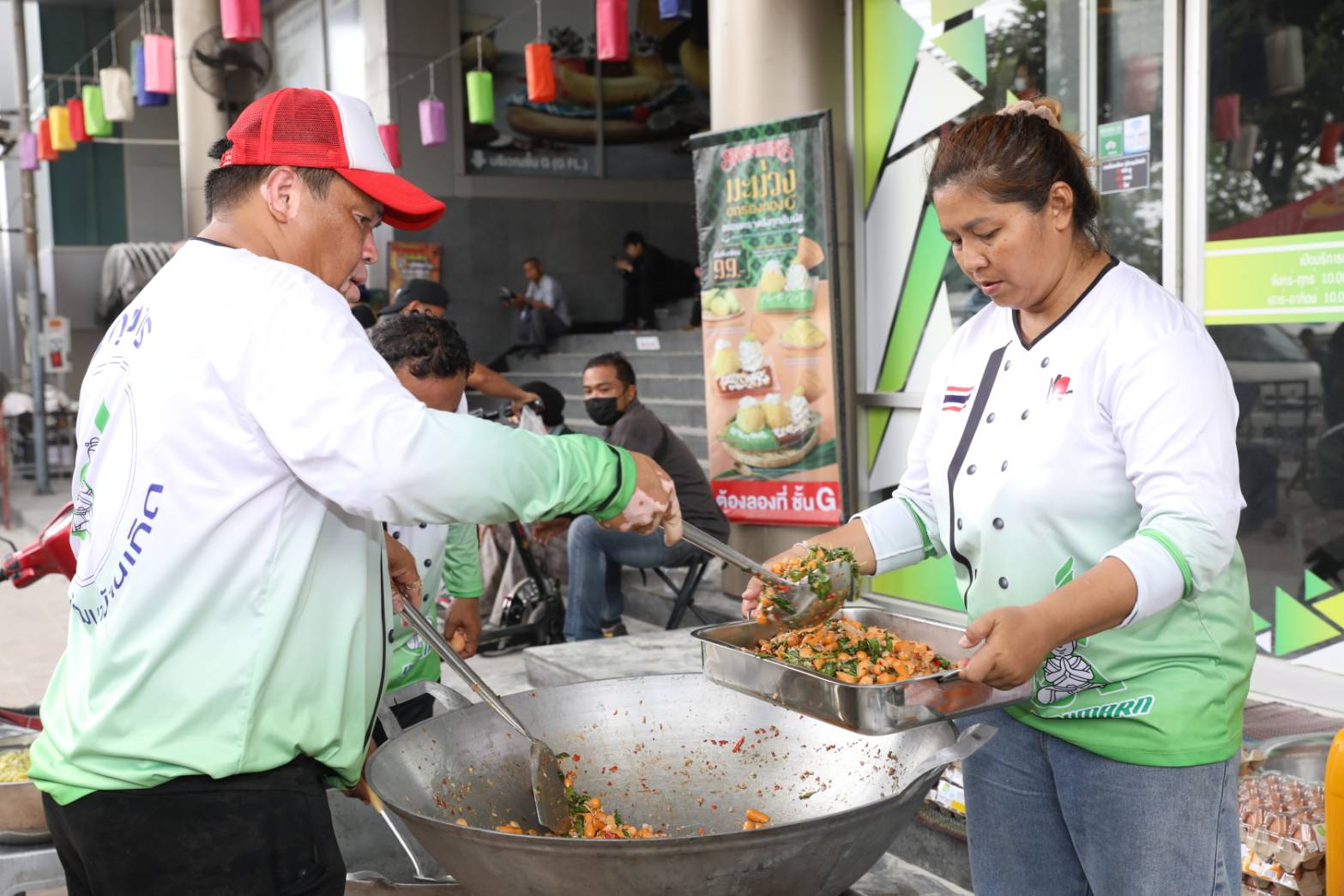 業者在現場烹煮與發送餐點。