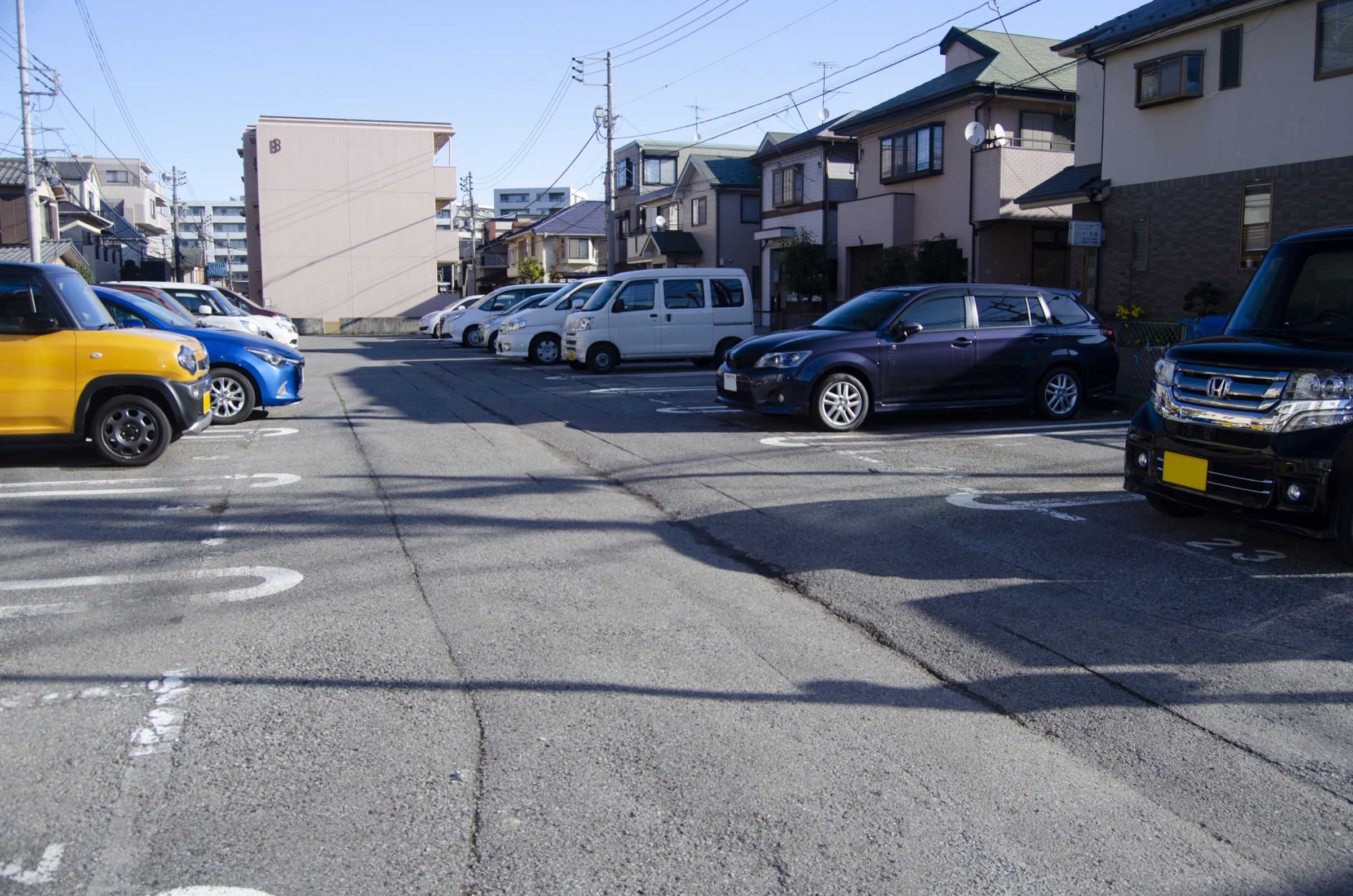 網友抱怨鄰居亂停車霸佔自家空地,請他們開走還揚言要找立委喬事。(示意圖,photoAC)