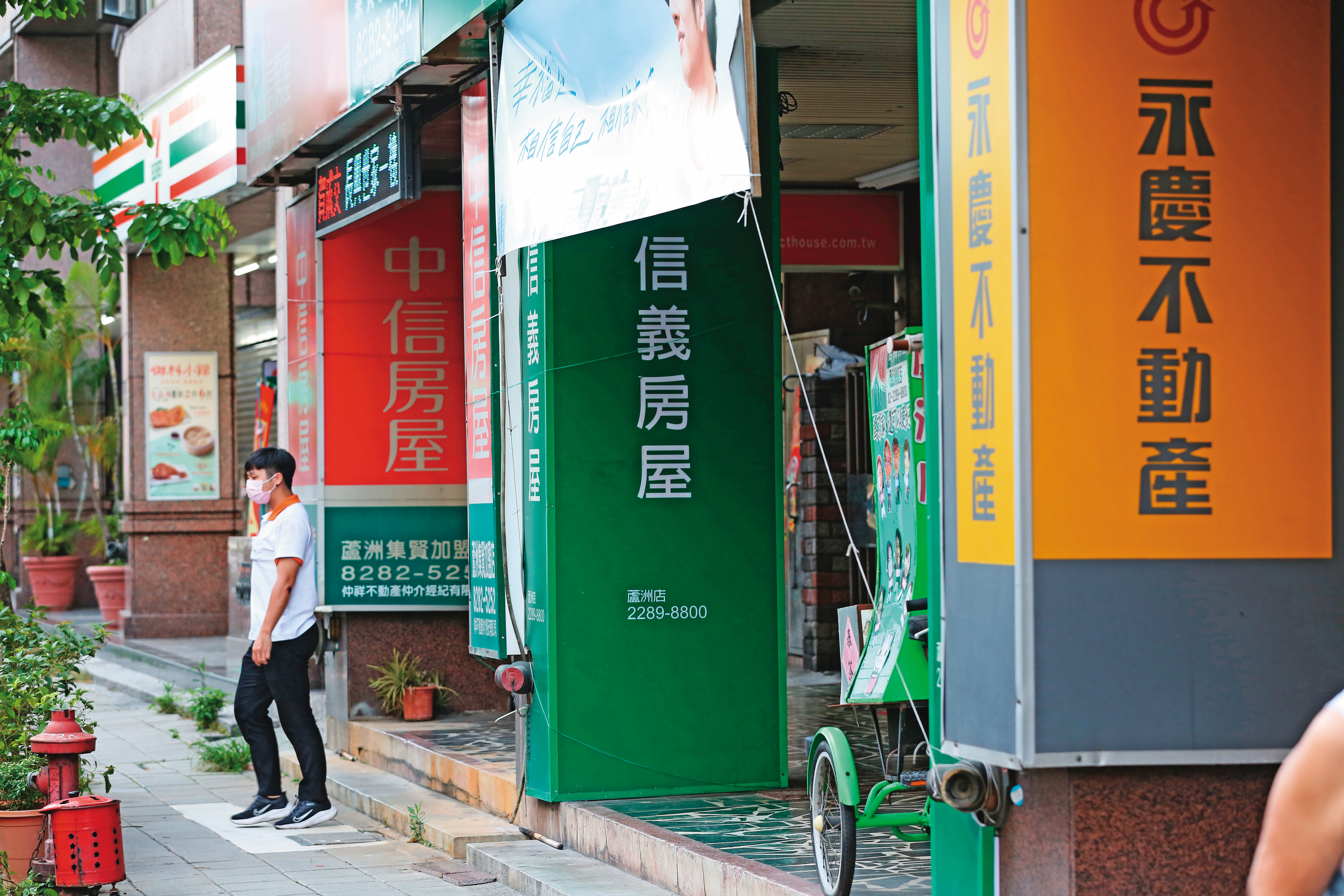 成屋買賣受銀行貸款成數限制影響最深，房仲業者成為金龍海嘯第一排。