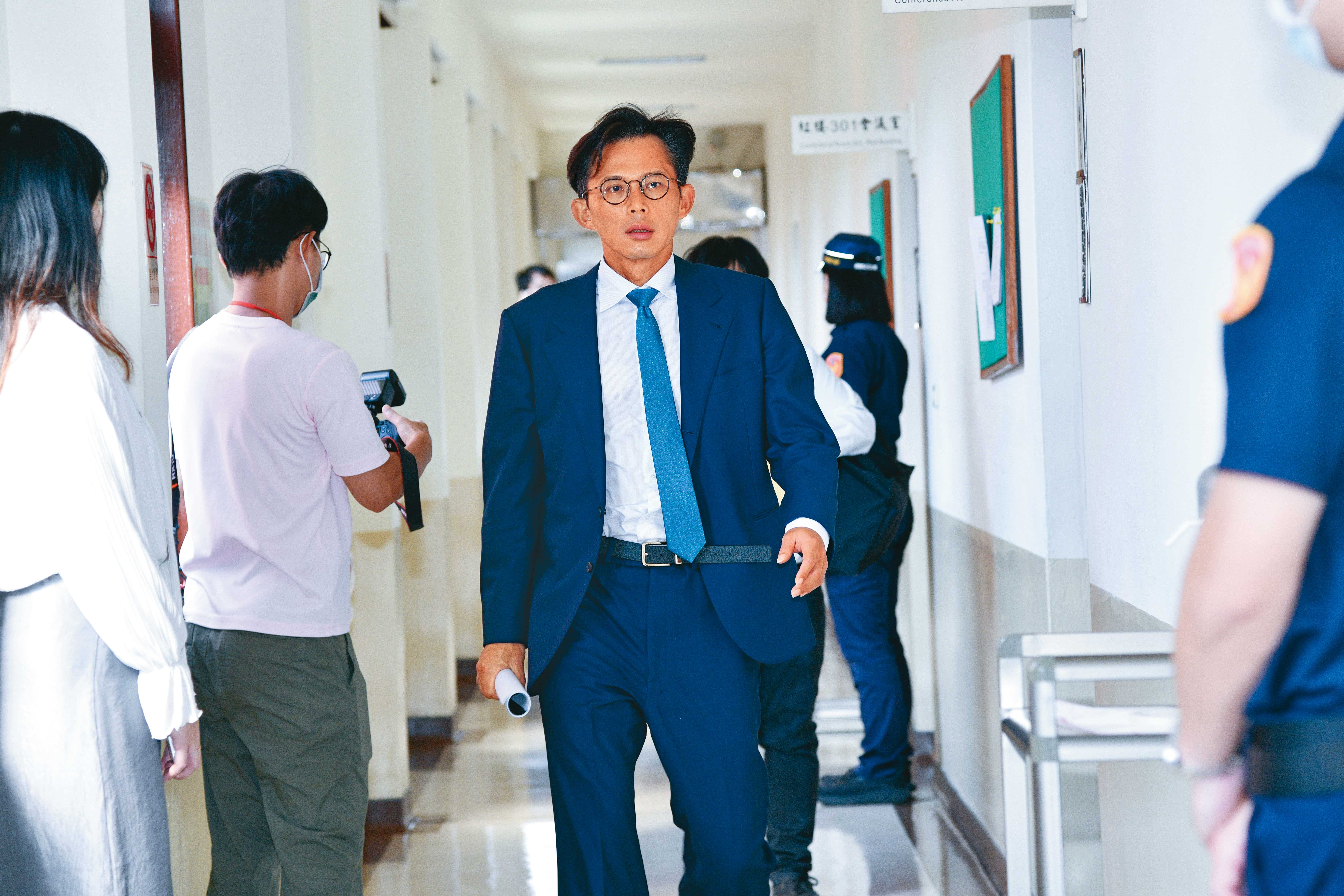 黃國昌（圖）針對前民進黨祕書長林錫耀在Telegram討論司法人事案，不但要求成立調查委員會，更直言「臭不可聞」，詎料，對話截圖來源竟是黃國昌網軍駭來的。（鏡報李智為）