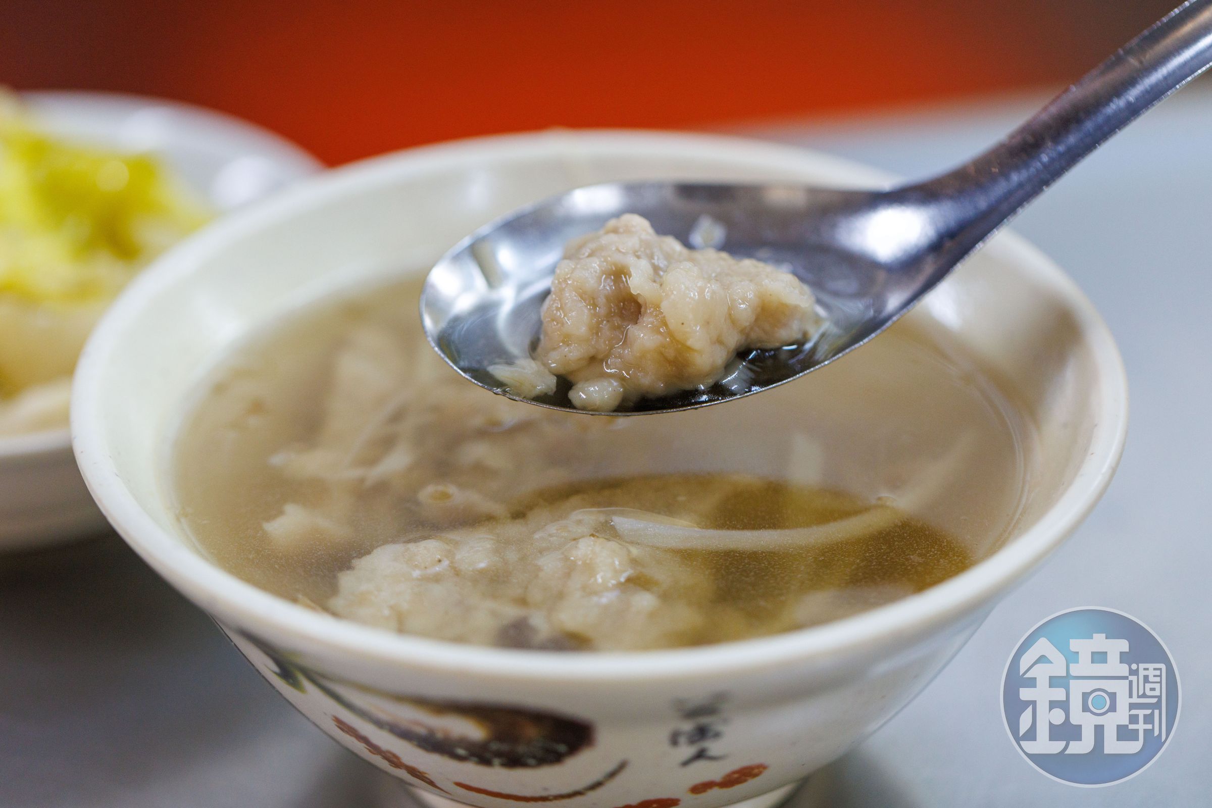 「肉焿」的味道淡雅，帶著白菜甜味。（50元／碗）