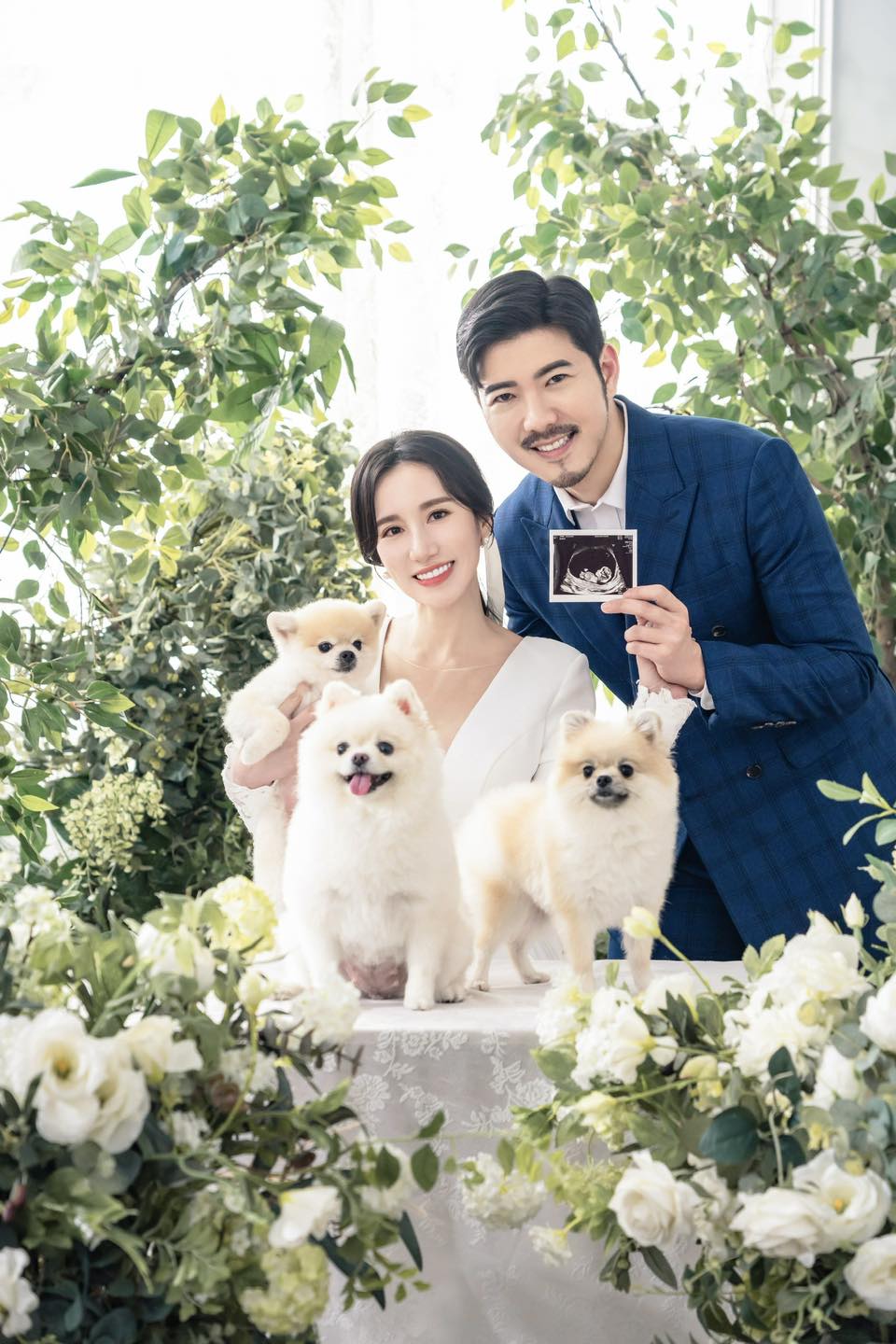 Apple與趙國翔、3隻毛小孩們一起拍婚紗。（翻攝appleweiting IG）