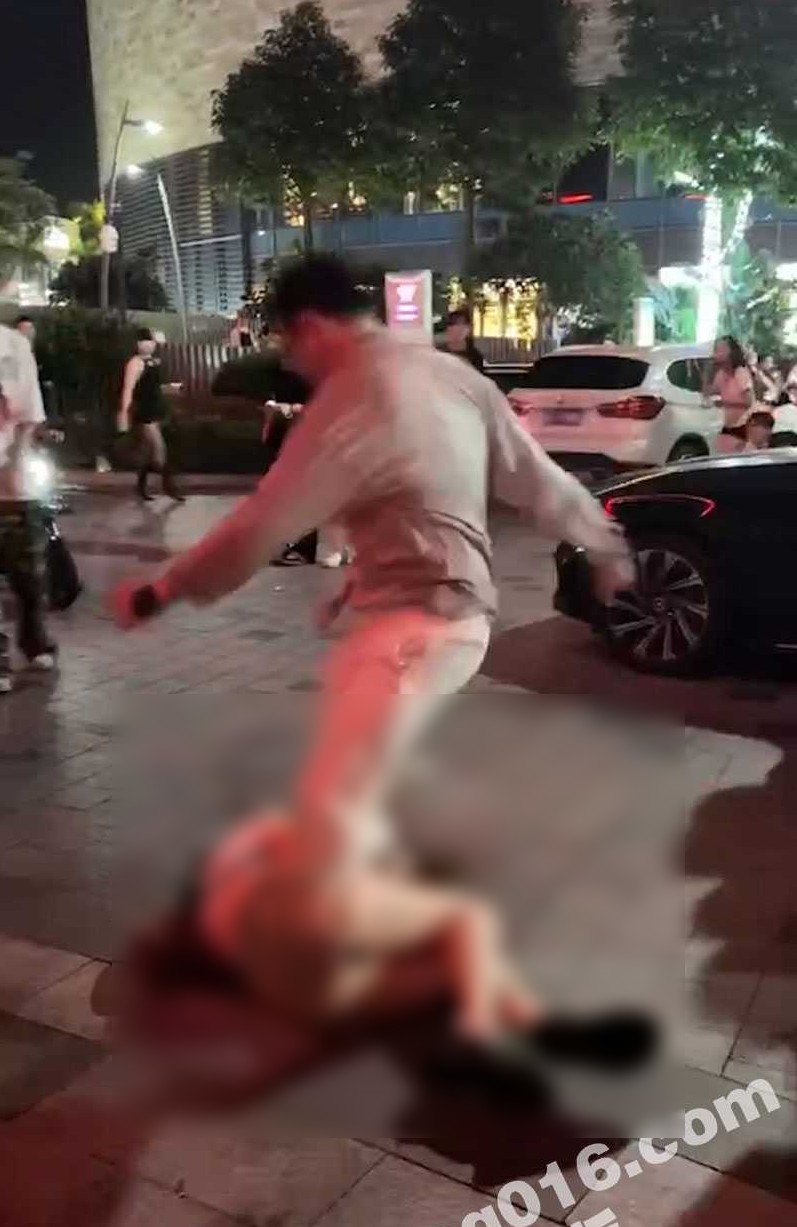 金主男當場狠踢正妹,嚇壞許多圍觀民眾。(翻自《吃瓜網》)